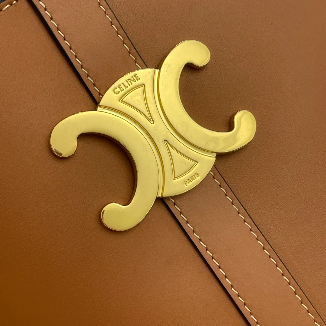 BUCKET TRIOMPHE Shiny cow leather bucket bag Triomphe's new bucket bag The newly launched ultra-popular Triomphe-Bucket calfskin bucket bag is lined with a zipper bag. Convenient and safe👍The highlight is the gold triumph bag buckle in the center, paired with an adjustable belt, which can be carried by the hand, on one shoulder, or held in the hand at will. Full screen sense of luxury, casual and chic style, high-looking retro literary atmosphere Stylish style that can be worn with eyes closed. Get it. Style number: 199913 Size: 25*22*14