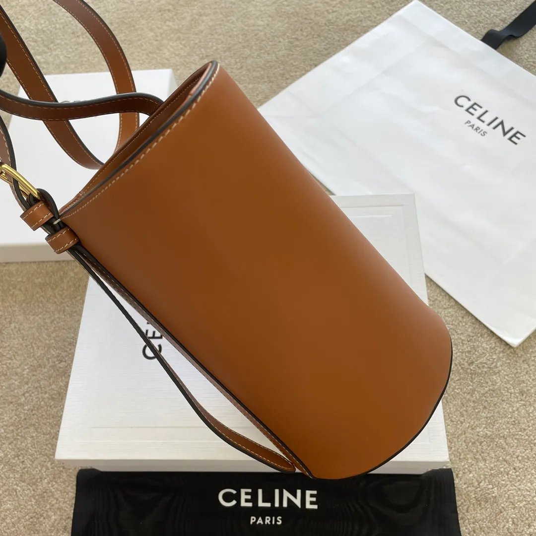 BUCKET TRIOMPHE Shiny cow leather bucket bag Triomphe's new bucket bag The newly launched ultra-popular Triomphe-Bucket calfskin bucket bag is lined with a zipper bag. Convenient and safe👍The highlight is the gold triumph bag buckle in the center, paired with an adjustable belt, which can be carried by the hand, on one shoulder, or held in the hand at will. Full screen sense of luxury, casual and chic style, high-looking retro literary atmosphere Stylish style that can be worn with eyes closed. Get it. Style number: 199913 Size: 25*22*14