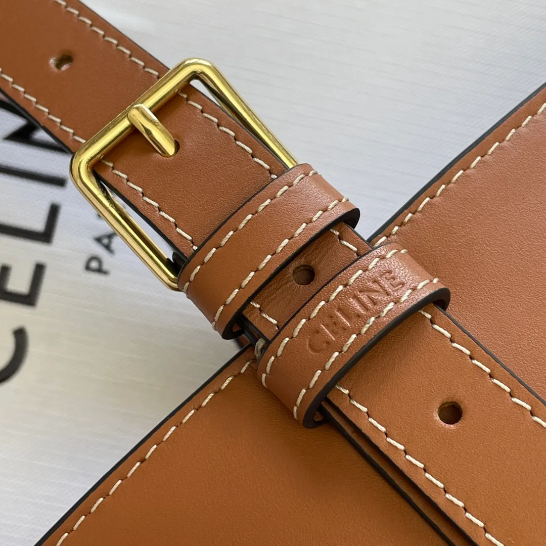 BUCKET TRIOMPHE Shiny cow leather bucket bag Triomphe's new bucket bag The newly launched ultra-popular Triomphe-Bucket calfskin bucket bag is lined with a zipper bag. Convenient and safe👍The highlight is the gold triumph bag buckle in the center, paired with an adjustable belt, which can be carried by the hand, on one shoulder, or held in the hand at will. Full screen sense of luxury, casual and chic style, high-looking retro literary atmosphere Stylish style that can be worn with eyes closed. Get it. Style number: 199913 Size: 25*22*14