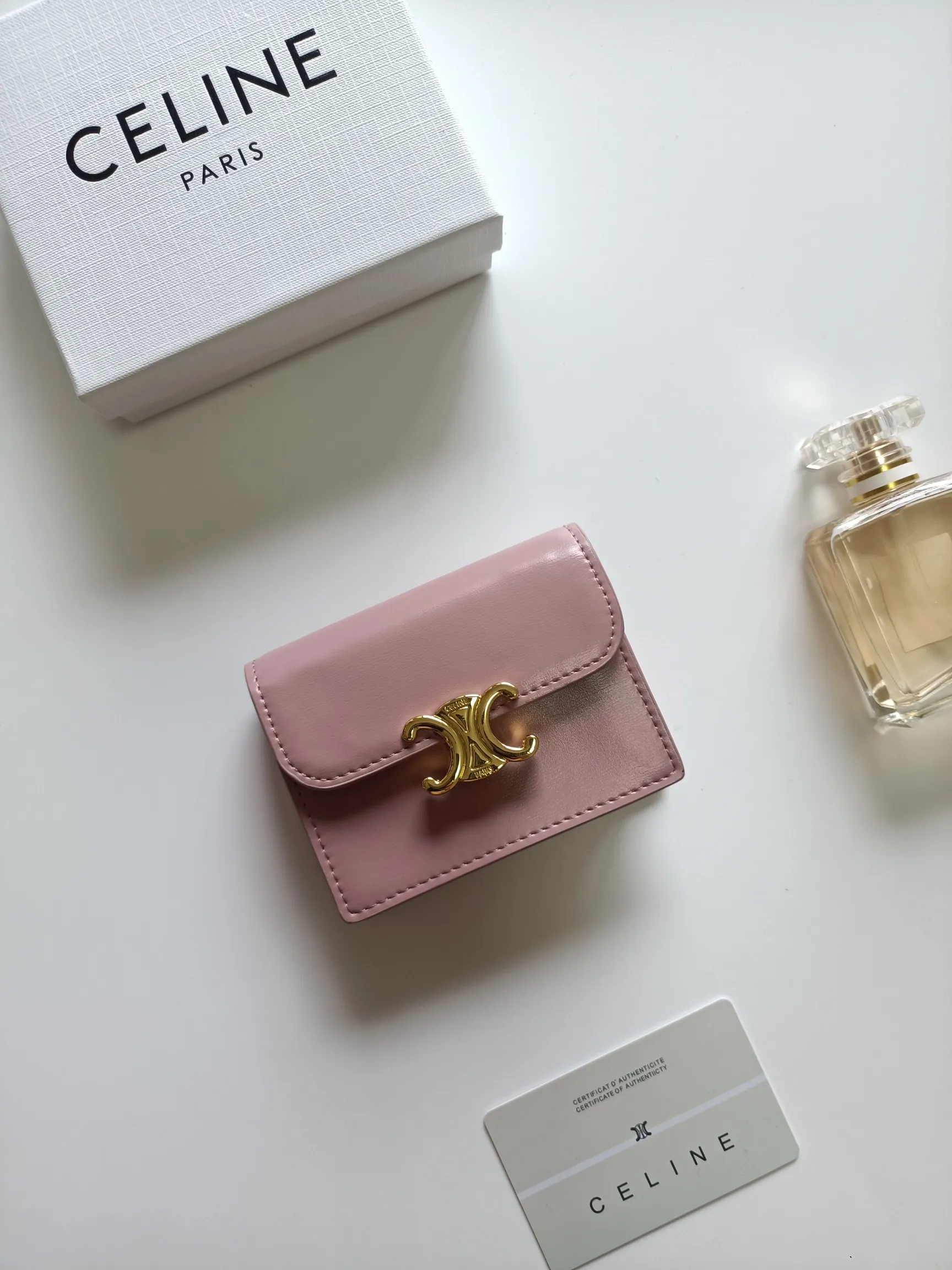 💰150 Celine's new card holder, TRIOMPHE business card holder, classic pattern large surface with plain microfiber interior, gold finish TRIOMPHE metal snap closure, 1 thickened main compartment, 3 inner card slots. No.: 10N063 Size: 10.5x8.5x3 cm