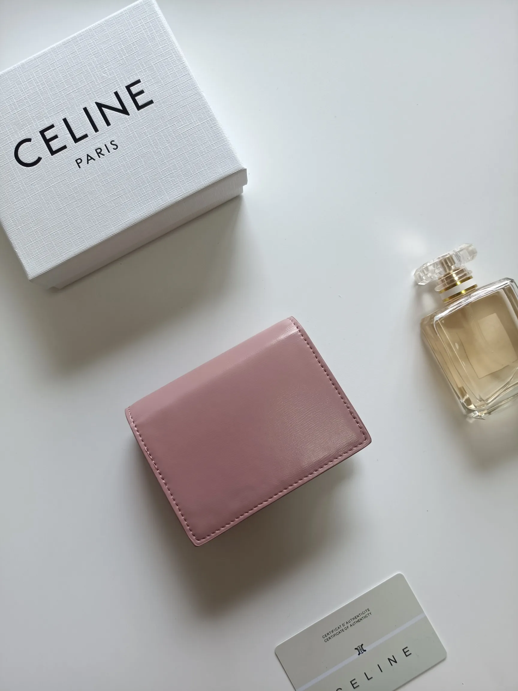 💰150 Celine's new card holder, TRIOMPHE business card holder, classic pattern large surface with plain microfiber interior, gold finish TRIOMPHE metal snap closure, 1 thickened main compartment, 3 inner card slots. No.: 10N063 Size: 10.5x8.5x3 cm