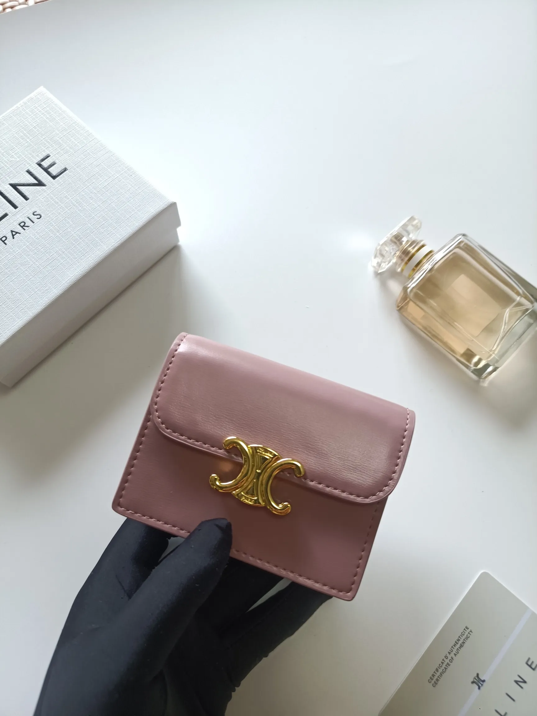 💰150 Celine's new card holder, TRIOMPHE business card holder, classic pattern large surface with plain microfiber interior, gold finish TRIOMPHE metal snap closure, 1 thickened main compartment, 3 inner card slots. No.: 10N063 Size: 10.5x8.5x3 cm