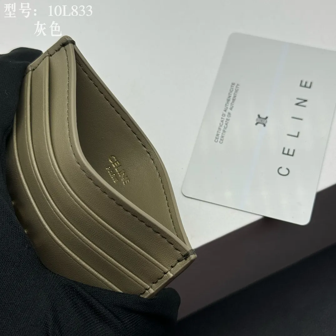💰90 💎Top quality high version calf leather 💌 𝗖𝗘𝗟𝗜𝗡𝗘 | 𝗧𝗥𝗜𝗢𝗠𝗣𝗛𝗘 Arc de Triomphe small card holder 〰️ Celine's new embossed logo card holder, made of first-layer cowhide, two card slots + one middle pocket. Style number: 10L833 Size: 10.5×7cm
