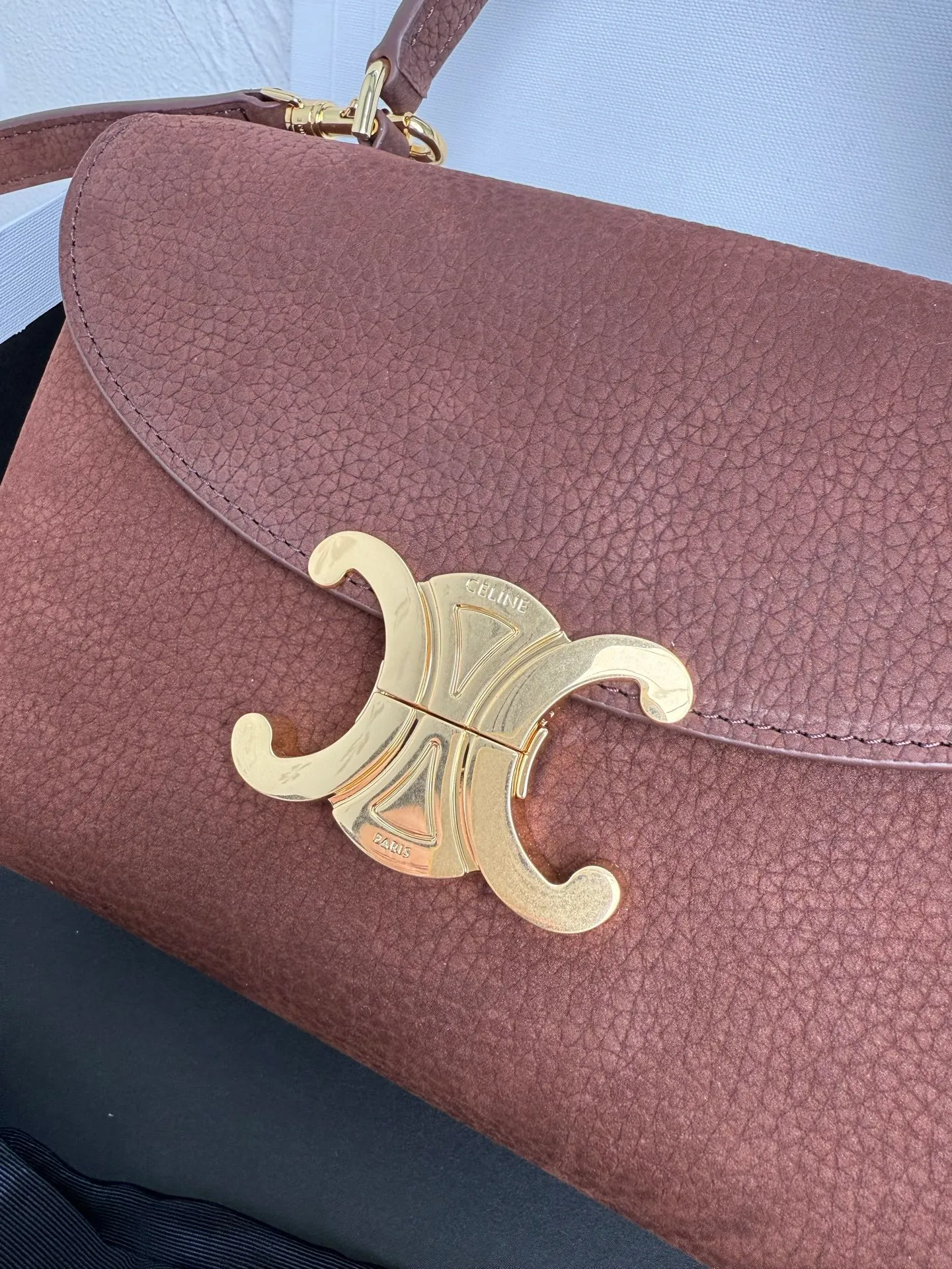 p1500 New product launched 🅰️🅰️CE Arc de Triomphe kelly handbag 👜 New Arc de Triomphe storage bag full of high-end feel! Simple and exquisite outline, whether it is calm black, low-key brown, classic presbyopia color scheme, etc... all exude an unparalleled sense of luxury ❤️ The lines of kelly's classic shape are simple and elegant, without unnecessary decoration, showing the aesthetic charm🫶🏻 Style number: 118113 Size: 20.5x13x8 (with original packaging)