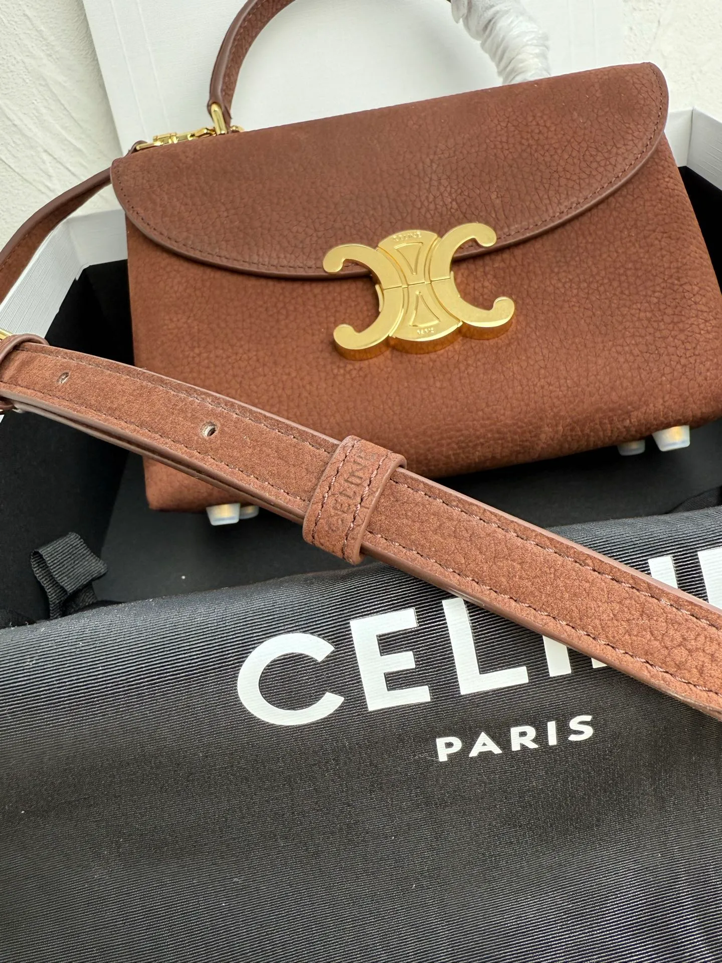 p1500 New product launched 🅰️🅰️CE Arc de Triomphe kelly handbag 👜 New Arc de Triomphe storage bag full of high-end feel! Simple and exquisite outline, whether it is calm black, low-key brown, classic presbyopia color scheme, etc... all exude an unparalleled sense of luxury ❤️ The lines of kelly's classic shape are simple and elegant, without unnecessary decoration, showing the aesthetic charm🫶🏻 Style number: 118113 Size: 20.5x13x8 (with original packaging)
