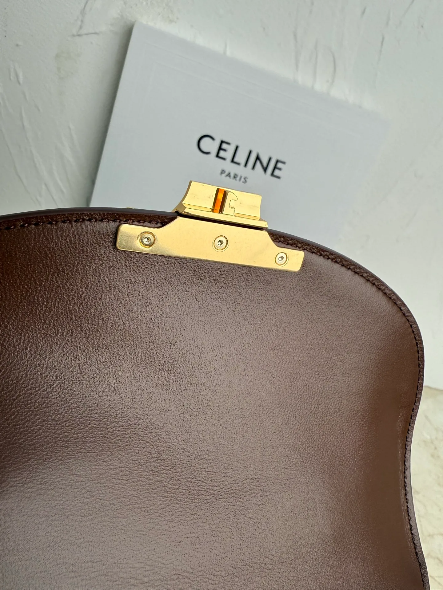 p1500 New product launched 🅰️🅰️CE Arc de Triomphe kelly handbag 👜 New Arc de Triomphe storage bag full of high-end feel! Simple and exquisite outline, whether it is calm black, low-key brown, classic presbyopia color scheme, etc... all exude an unparalleled sense of luxury ❤️ The lines of kelly's classic shape are simple and elegant, without unnecessary decoration, showing the aesthetic charm🫶🏻 Style number: 118113 Size: 20.5x13x8 (with original packaging)