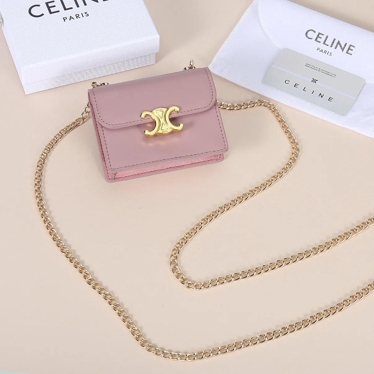 💰170, Celine's new chain TRIOMPHE business card bag, which can be worn cross-body, has a large cowhide surface with plain microfiber, gold-finished TRIOMPHE metal snap closure, 1 thickened main compartment, and 3 inner card slots. No.: 10N062 Size: 10.5x8.5x3 cm