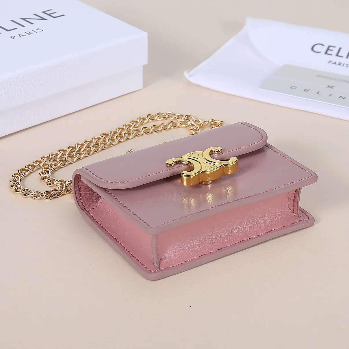 💰170, Celine's new chain TRIOMPHE business card bag, which can be worn cross-body, has a large cowhide surface with plain microfiber, gold-finished TRIOMPHE metal snap closure, 1 thickened main compartment, and 3 inner card slots. No.: 10N062 Size: 10.5x8.5x3 cm
