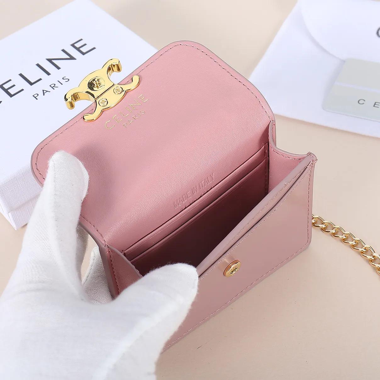💰170, Celine's new chain TRIOMPHE business card bag, which can be worn cross-body, has a large cowhide surface with plain microfiber, gold-finished TRIOMPHE metal snap closure, 1 thickened main compartment, and 3 inner card slots. No.: 10N062 Size: 10.5x8.5x3 cm