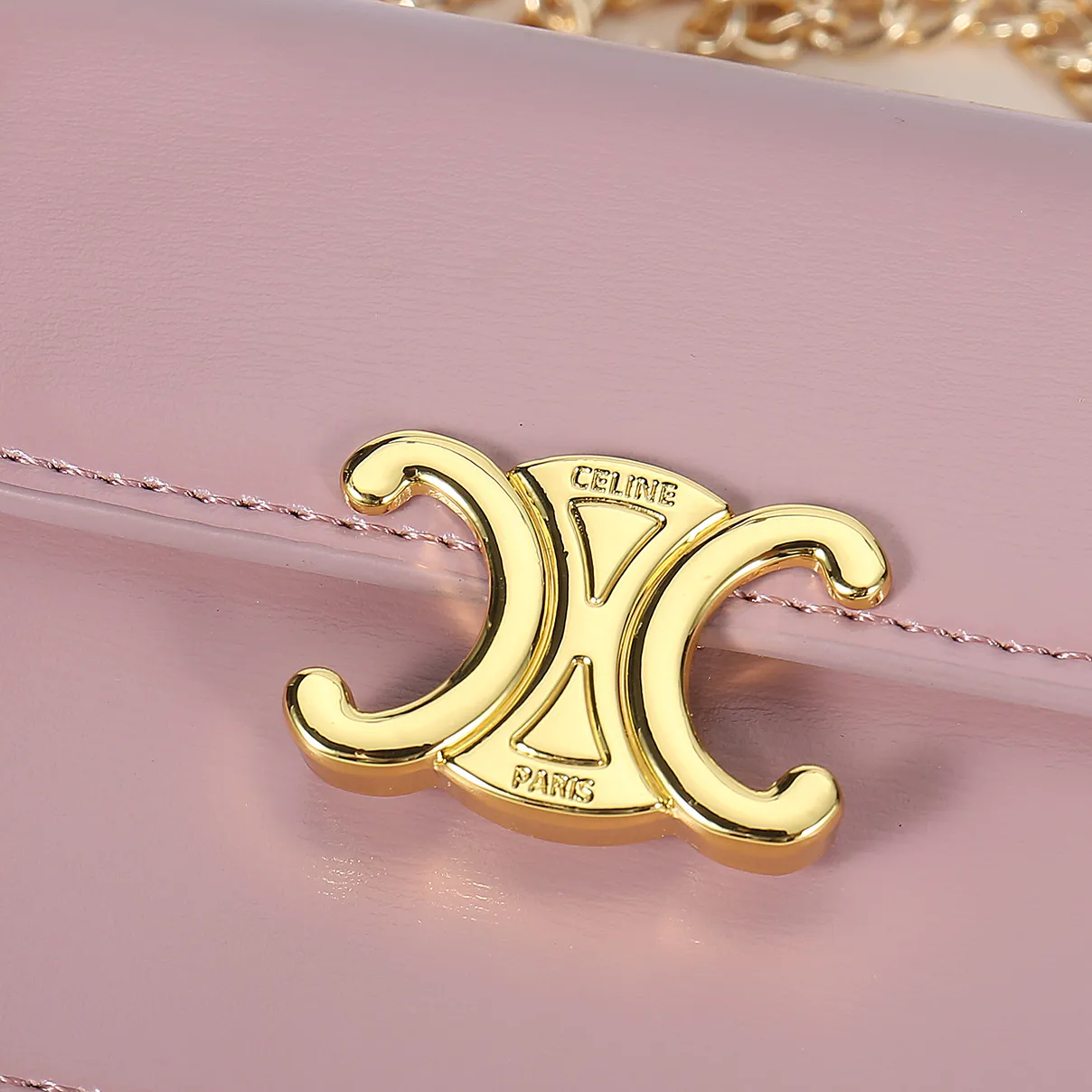 💰170, Celine's new chain TRIOMPHE business card bag, which can be worn cross-body, has a large cowhide surface with plain microfiber, gold-finished TRIOMPHE metal snap closure, 1 thickened main compartment, and 3 inner card slots. No.: 10N062 Size: 10.5x8.5x3 cm