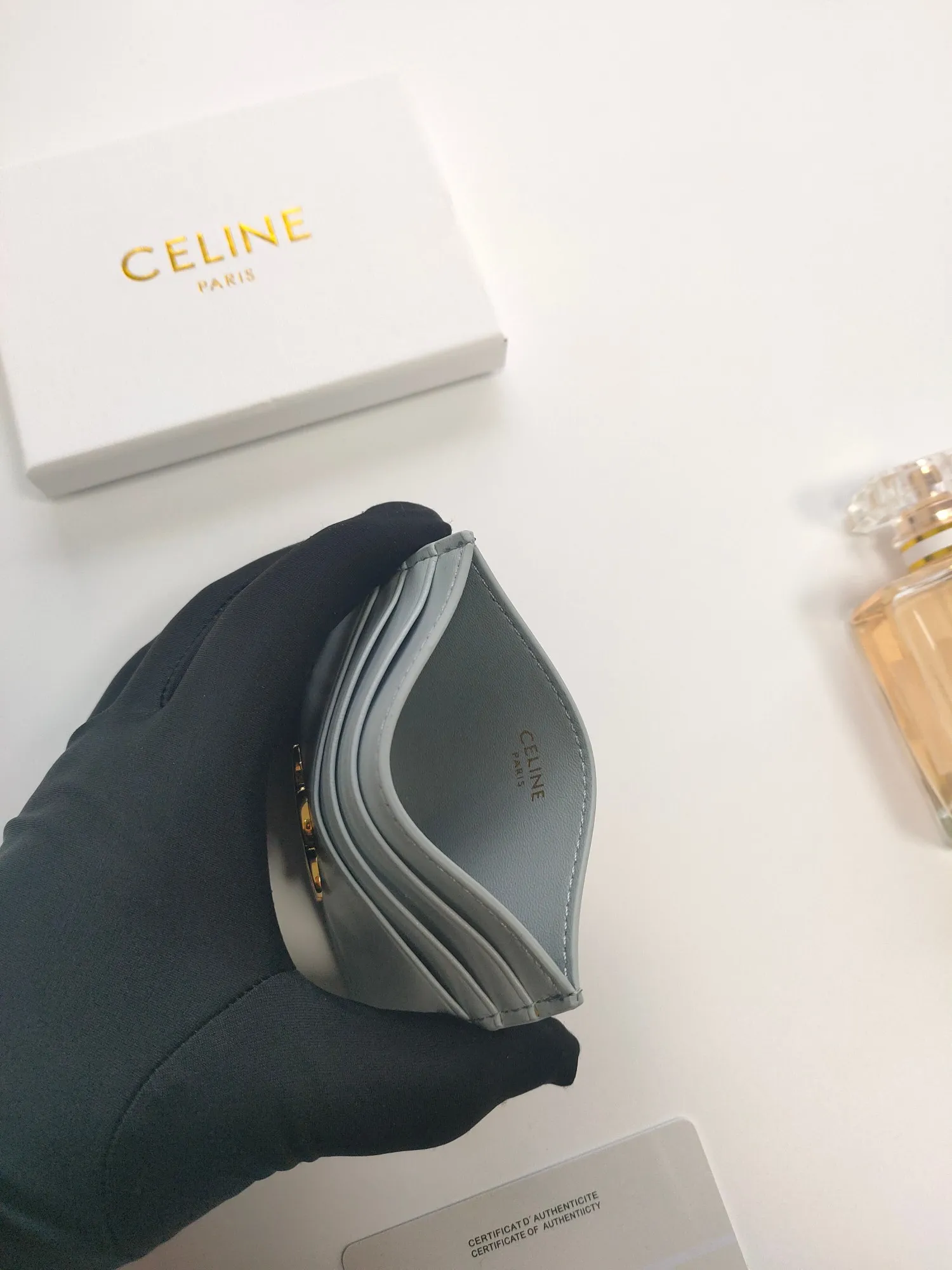 💰90💰CELINE's new embossed logo card holder, made of first-layer cowhide, two card slots + one middle pocket Style number: 10L833 Size: 10.5×7cm