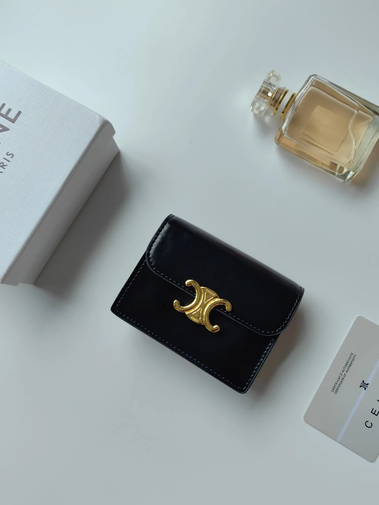 💰130 Celine's new card holder, TRIOMPHE business card holder, classic pattern large surface with plain microfiber interior, gold finish TRIOMPHE metal snap closure, 1 thickened main compartment, 3 inner card slots. No.: 10N063 Size: 10.5x8.5x3 cm