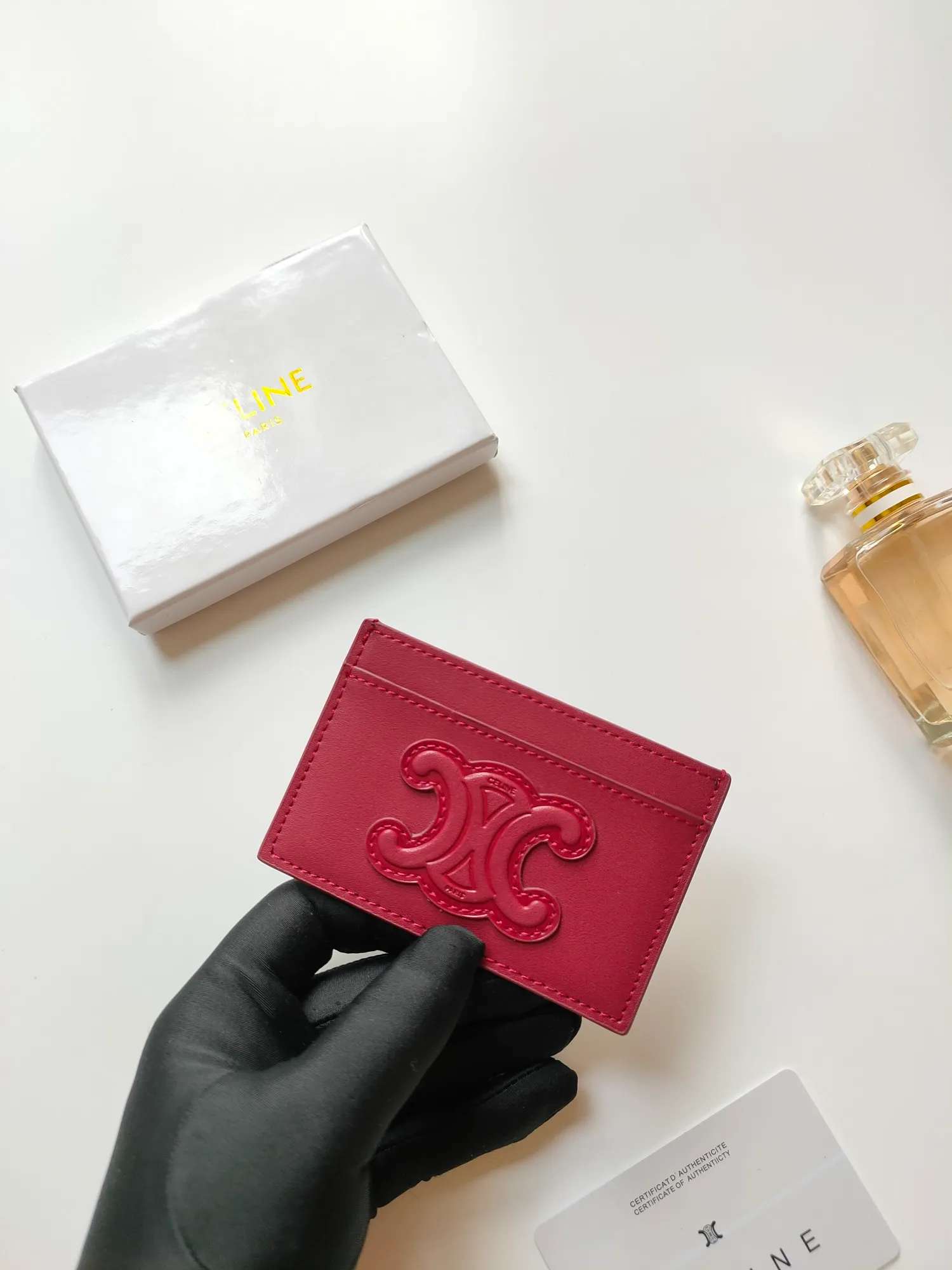 ￥90 CELINE's new embossed logo card holder, made of first-layer cowhide, two card slots + one middle pocket. Style number: 10B703 Size: 10.5 X 7cm