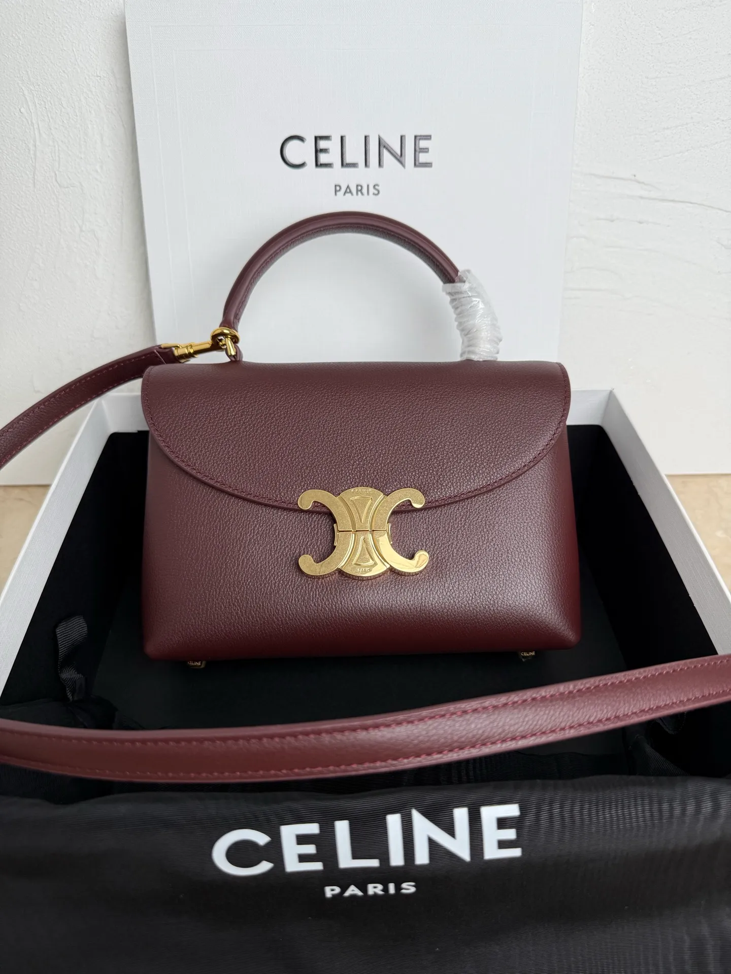 p1500 New product launched 🅰️🅰️CE Arc de Triomphe kelly handbag 👜 New Arc de Triomphe storage bag full of high-end feel! Simple and exquisite outline, whether it is calm black, low-key brown, classic presbyopia color scheme, etc... all exude an unparalleled sense of luxury ❤️ The lines of kelly's classic shape are simple and elegant, without unnecessary decoration, showing the aesthetic charm🫶🏻 Style number: 118113 Size: 20.5x13x8 (with original packaging)