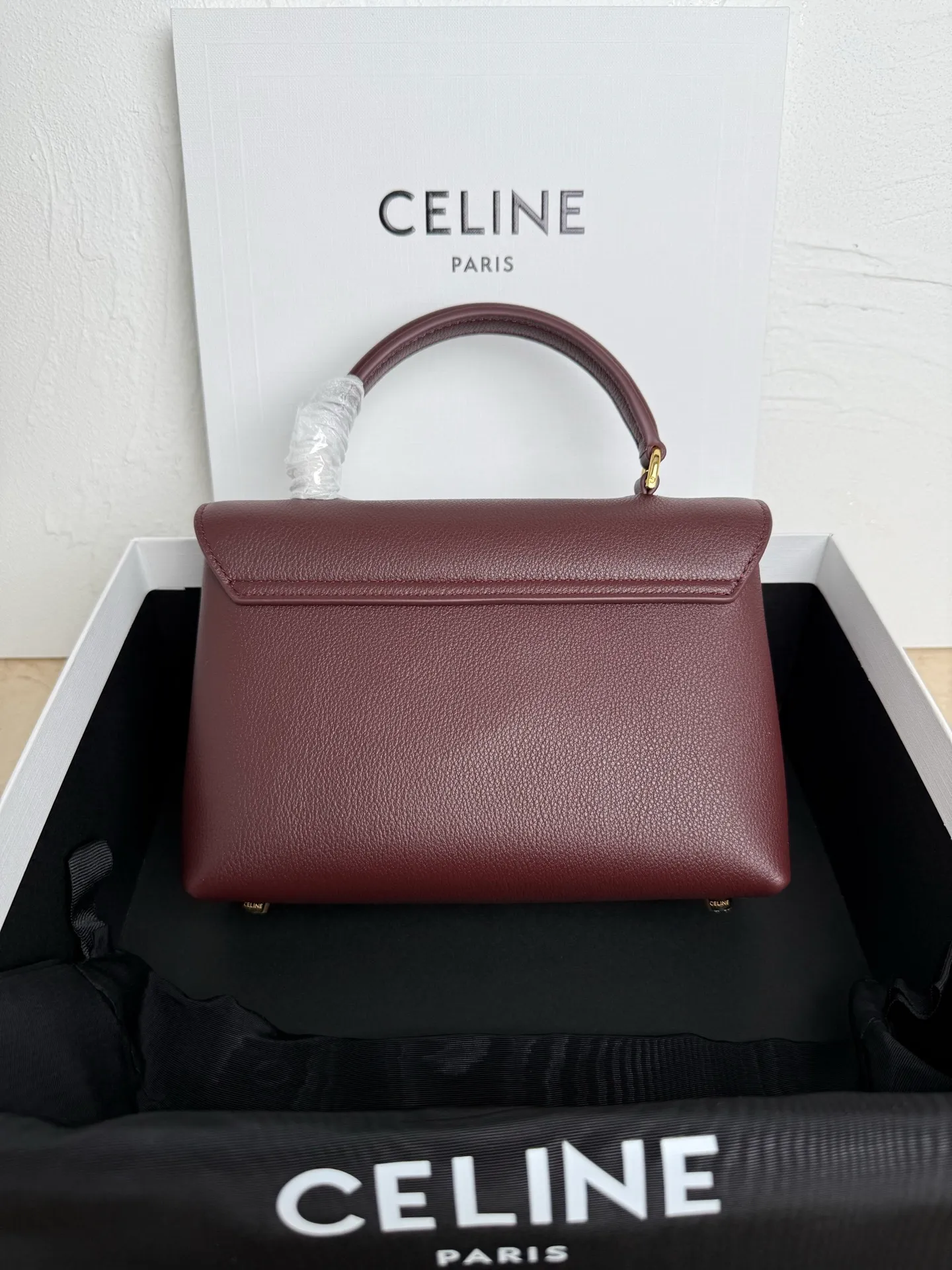 p1500 New product launched 🅰️🅰️CE Arc de Triomphe kelly handbag 👜 New Arc de Triomphe storage bag full of high-end feel! Simple and exquisite outline, whether it is calm black, low-key brown, classic presbyopia color scheme, etc... all exude an unparalleled sense of luxury ❤️ The lines of kelly's classic shape are simple and elegant, without unnecessary decoration, showing the aesthetic charm🫶🏻 Style number: 118113 Size: 20.5x13x8 (with original packaging)