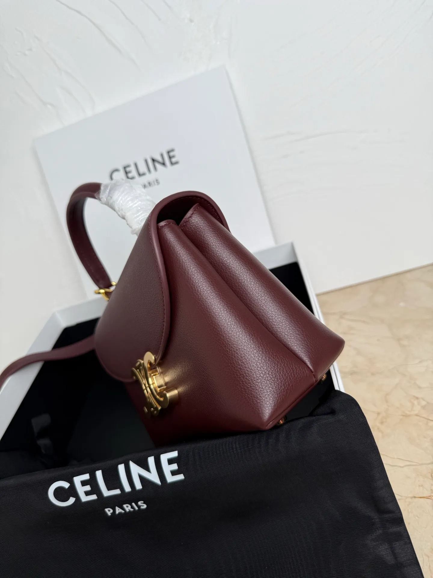p1500 New product launched 🅰️🅰️CE Arc de Triomphe kelly handbag 👜 New Arc de Triomphe storage bag full of high-end feel! Simple and exquisite outline, whether it is calm black, low-key brown, classic presbyopia color scheme, etc... all exude an unparalleled sense of luxury ❤️ The lines of kelly's classic shape are simple and elegant, without unnecessary decoration, showing the aesthetic charm🫶🏻 Style number: 118113 Size: 20.5x13x8 (with original packaging)