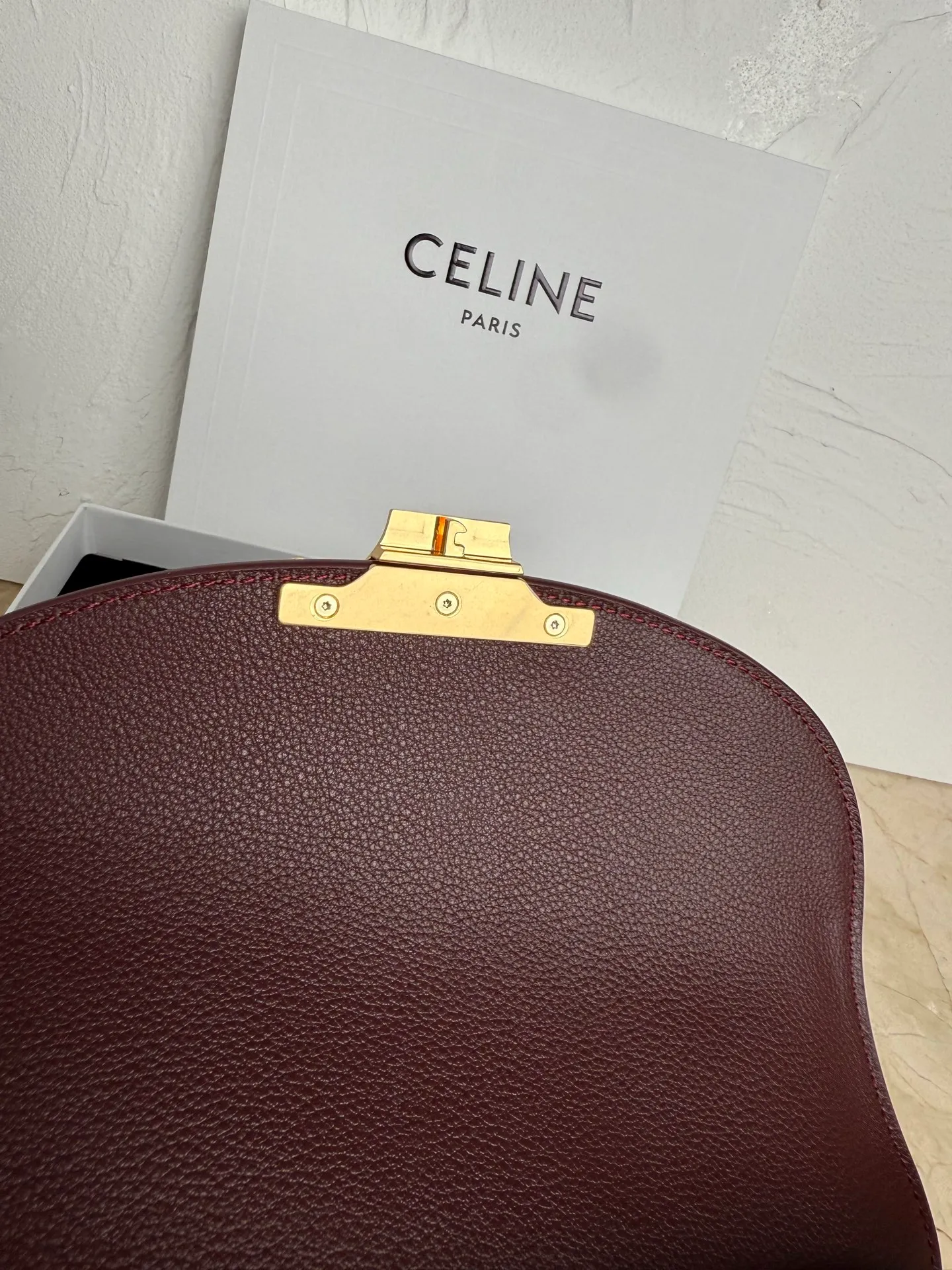 p1500 New product launched 🅰️🅰️CE Arc de Triomphe kelly handbag 👜 New Arc de Triomphe storage bag full of high-end feel! Simple and exquisite outline, whether it is calm black, low-key brown, classic presbyopia color scheme, etc... all exude an unparalleled sense of luxury ❤️ The lines of kelly's classic shape are simple and elegant, without unnecessary decoration, showing the aesthetic charm🫶🏻 Style number: 118113 Size: 20.5x13x8 (with original packaging)