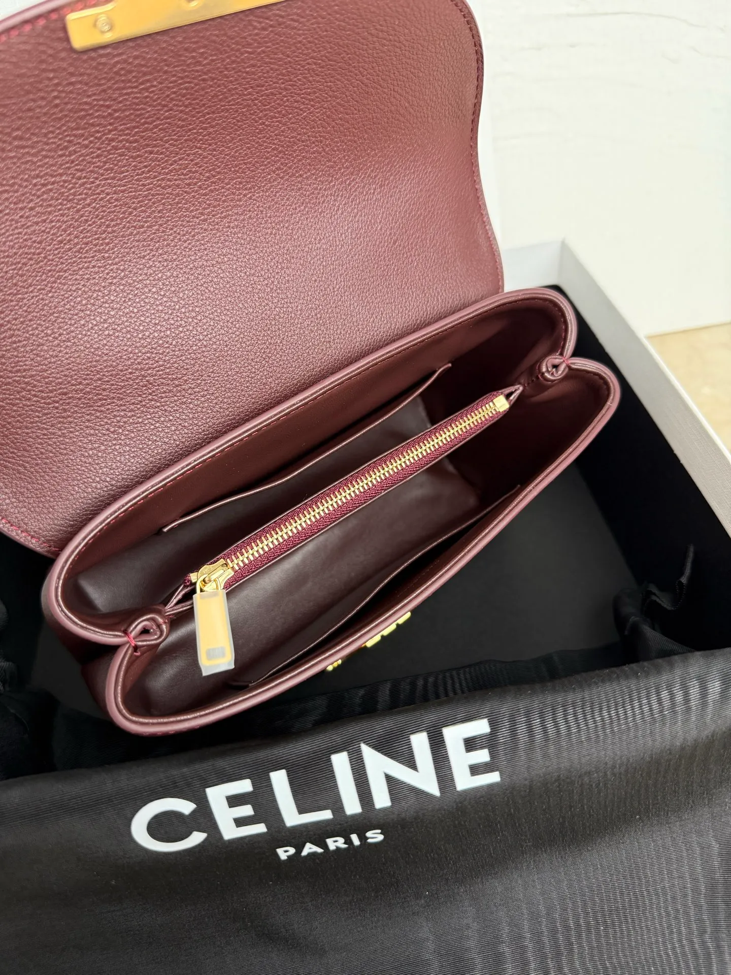 p1500 New product launched 🅰️🅰️CE Arc de Triomphe kelly handbag 👜 New Arc de Triomphe storage bag full of high-end feel! Simple and exquisite outline, whether it is calm black, low-key brown, classic presbyopia color scheme, etc... all exude an unparalleled sense of luxury ❤️ The lines of kelly's classic shape are simple and elegant, without unnecessary decoration, showing the aesthetic charm🫶🏻 Style number: 118113 Size: 20.5x13x8 (with original packaging)