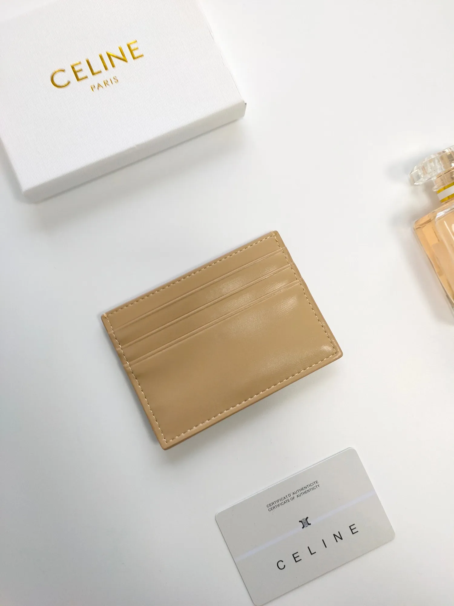 💰100💰CELINE's new embossed logo card holder, made of first-layer cowhide, two card slots + one middle pocket. Style number: 10L833 Size: 10.5×7cm