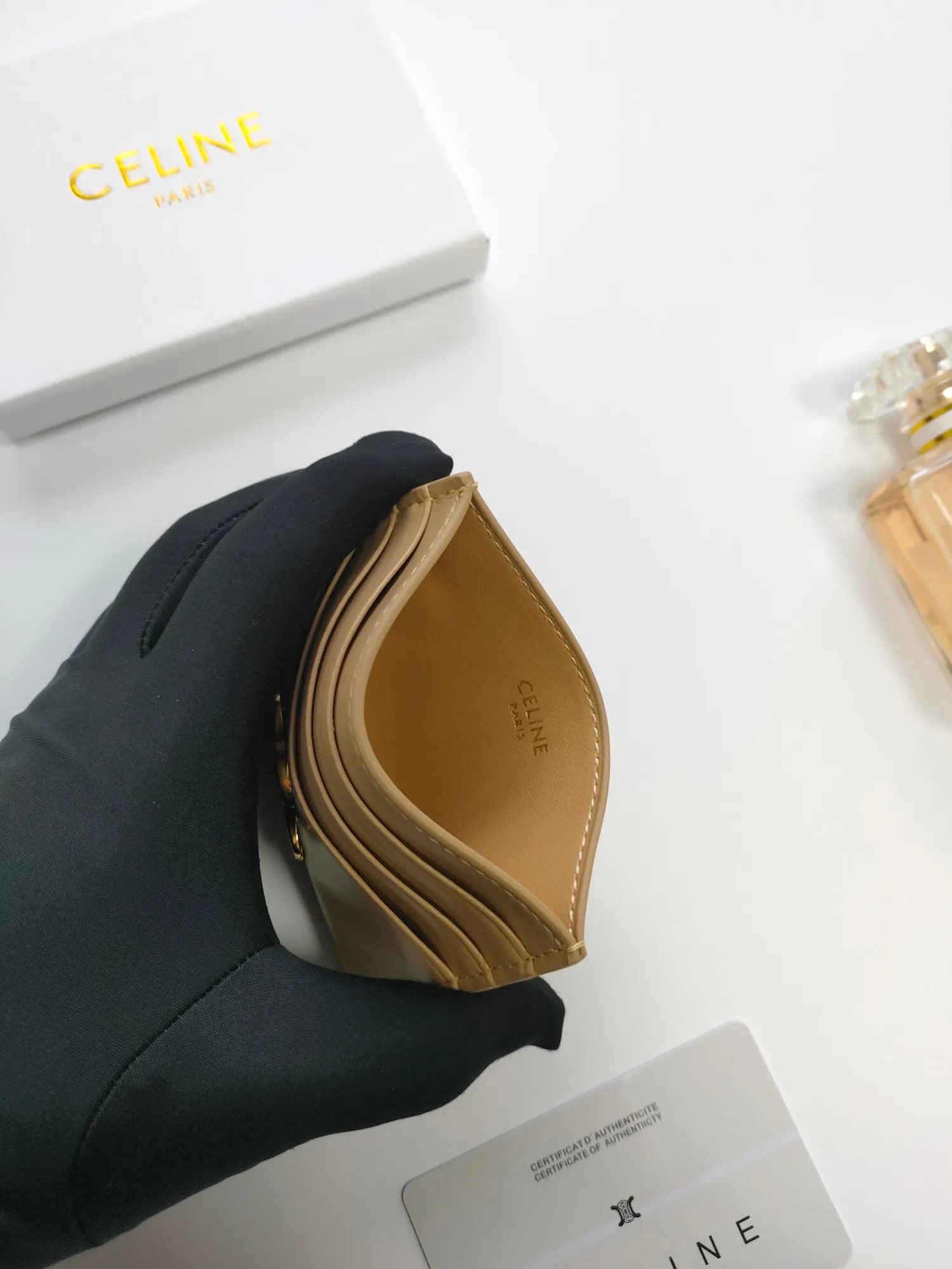 💰100💰CELINE's new embossed logo card holder, made of first-layer cowhide, two card slots + one middle pocket. Style number: 10L833 Size: 10.5×7cm