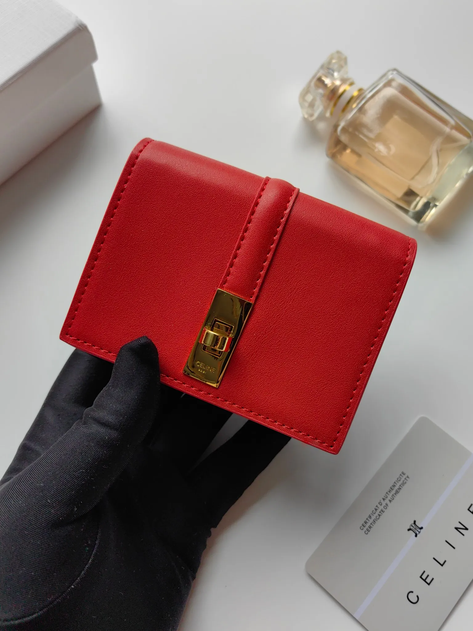 💰130, Celine's new card holder, TRIOMPHE flip card holder, classic pattern with plain microfiber inside, rotating lock closure, 1 thickened main compartment, 2 inner card slots. No.: 10M473 Size: 10.5x8.5x3 cm