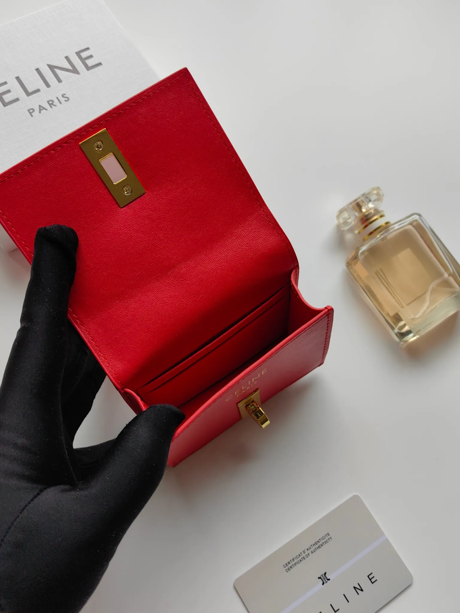 💰130, Celine's new card holder, TRIOMPHE flip card holder, classic pattern with plain microfiber inside, rotating lock closure, 1 thickened main compartment, 2 inner card slots. No.: 10M473 Size: 10.5x8.5x3 cm