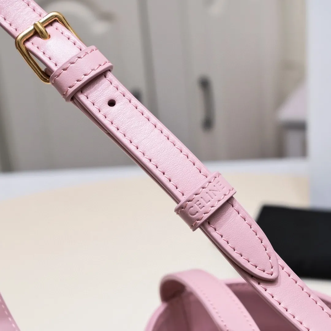23s new spring and summer products｜CELIN_E CUIR TRIOMPHE mini smooth cow leather bucket bag Recommended items🎁｜Celine’s limited edition mini bucket is cute💕 The mini bucket is here ~ so cute, lining: cow leather/fabric, can be worn cross-body and shoulder, snap button closure, 1 main compartment, card slot on the inside. Dimensions: 19.5 X 16 X 7 cm Number: 10L433ESM.24LP