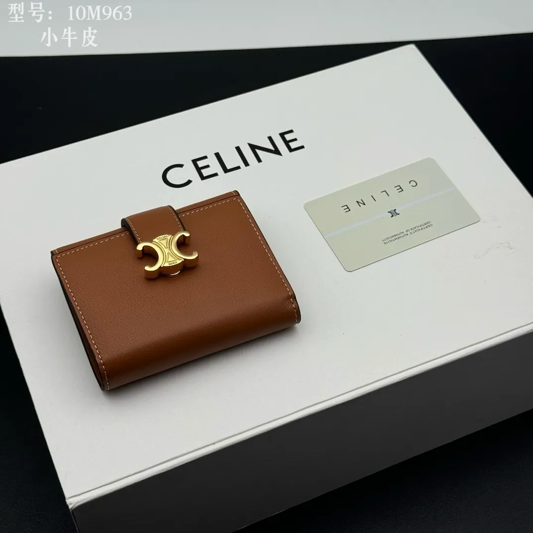 💰160 💎Top quality, full leather inside and outside 𝗖𝗘𝗟𝗜𝗡𝗘 Arc de Triomphe 3-fold hardware wallet # 2-layer cowhide, non-transfer‼ ️ Exclusive real shot of CELINE. There is no color difference in the picture. The details are exactly the same. Small items that enhance taste, classic and popular style. CELINE VICTOIRE soft cow leather exquisite wallet. Cow leather lining. Gold finish. TRIOMPHE metal stud switch. One zipper coin pocket. Four credit card slots. Three flat pockets. One banknote pocket. No.: 10M963 Size: 10.5x8x2