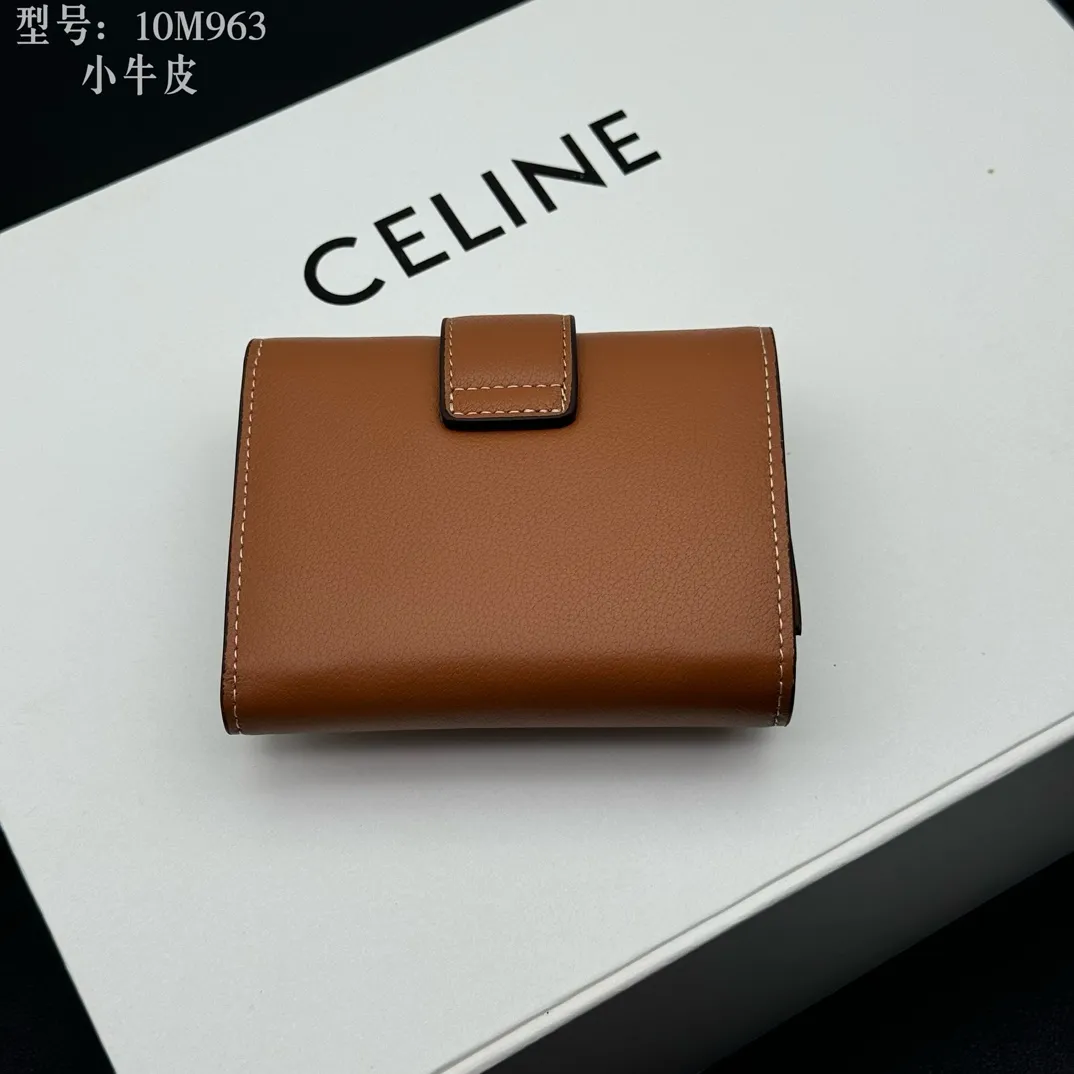 💰160 💎Top quality, full leather inside and outside 𝗖𝗘𝗟𝗜𝗡𝗘 Arc de Triomphe 3-fold hardware wallet # 2-layer cowhide, non-transfer‼ ️ Exclusive real shot of CELINE. There is no color difference in the picture. The details are exactly the same. Small items that enhance taste, classic and popular style. CELINE VICTOIRE soft cow leather exquisite wallet. Cow leather lining. Gold finish. TRIOMPHE metal stud switch. One zipper coin pocket. Four credit card slots. Three flat pockets. One banknote pocket. No.: 10M963 Size: 10.5x8x2