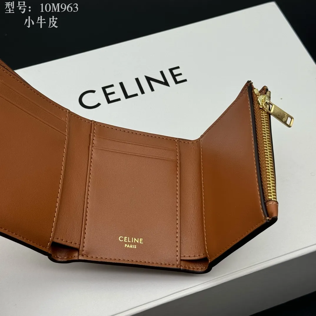 💰160 💎Top quality, full leather inside and outside 𝗖𝗘𝗟𝗜𝗡𝗘 Arc de Triomphe 3-fold hardware wallet # 2-layer cowhide, non-transfer‼ ️ Exclusive real shot of CELINE. There is no color difference in the picture. The details are exactly the same. Small items that enhance taste, classic and popular style. CELINE VICTOIRE soft cow leather exquisite wallet. Cow leather lining. Gold finish. TRIOMPHE metal stud switch. One zipper coin pocket. Four credit card slots. Three flat pockets. One banknote pocket. No.: 10M963 Size: 10.5x8x2