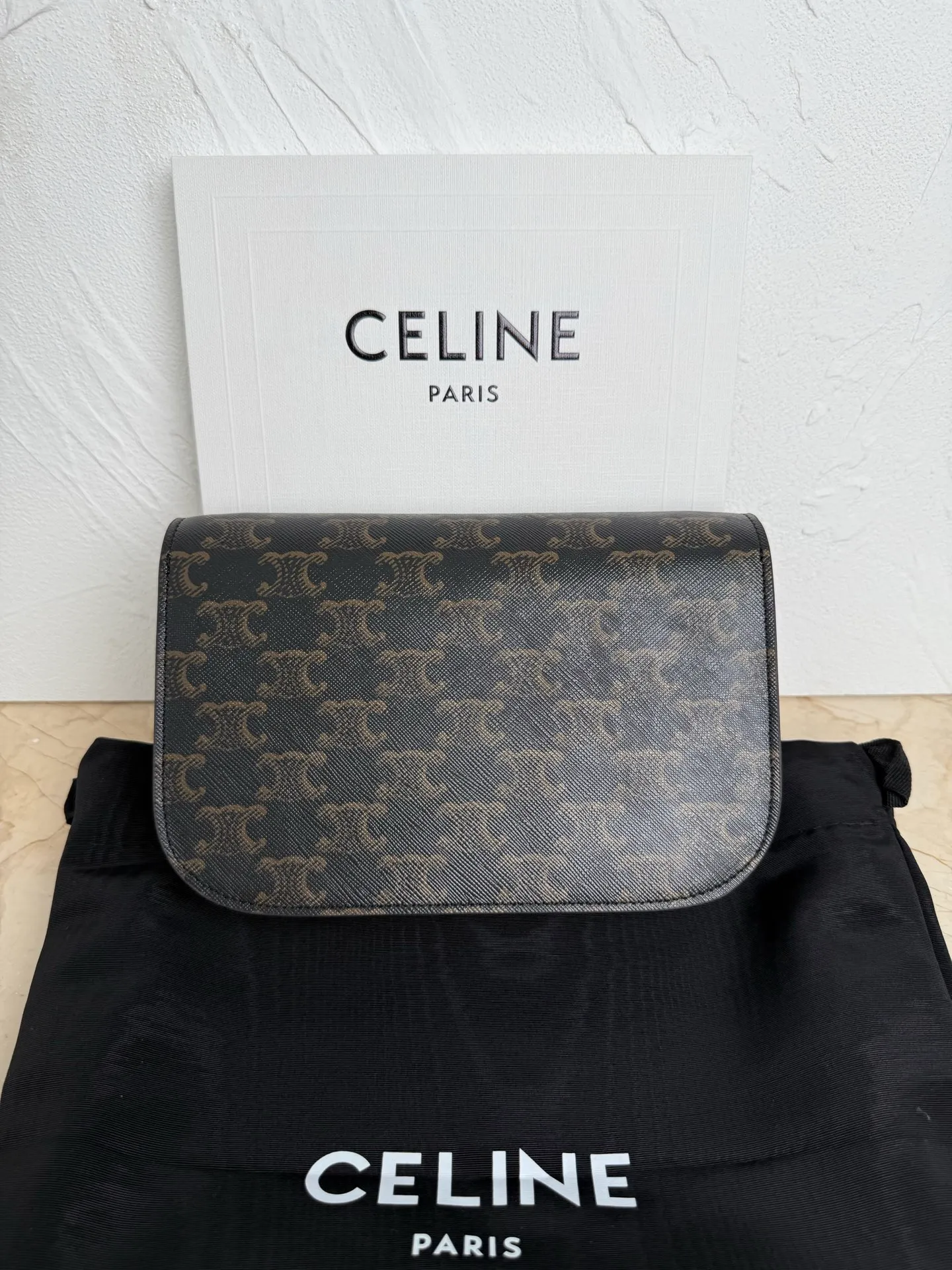 600. New product online🅰️🅰️DUO presbyopic bag The perfect collision of retro and fashion✅ The classic presbyopic pattern comes with a retro filter. The details of the exquisite jewelry accessories are exquisite to the core. The more you look at it, the more you fall in love~ It can be worn on one shoulder, across the body or in the hand. The length of the shoulder strap can be adjusted, and it can be easily controlled in various styles. Wear it with casual clothes, and it instantly looks more casual and fashionable. Wear it with a small skirt, and it will directly add a sense of retro elegance.  What surprises me the most is its capacity. Despite its compact appearance, there is plenty of space inside to store small daily items such as mobile phones, lipstick, and powder. It comes with its own card holder 💳 It is full of practicality!  Whether it is used as a daily commuter bag or an artifact for going out on the street, it can be perfectly qualified. It is definitely not a loss to buy. It is the kind of treasure bag that becomes more and more flavorful the more you carry it. Meimeimei Model No.: 10p1344 Color: Brown Size: 20x13x6cm (with original packaging) 16893054