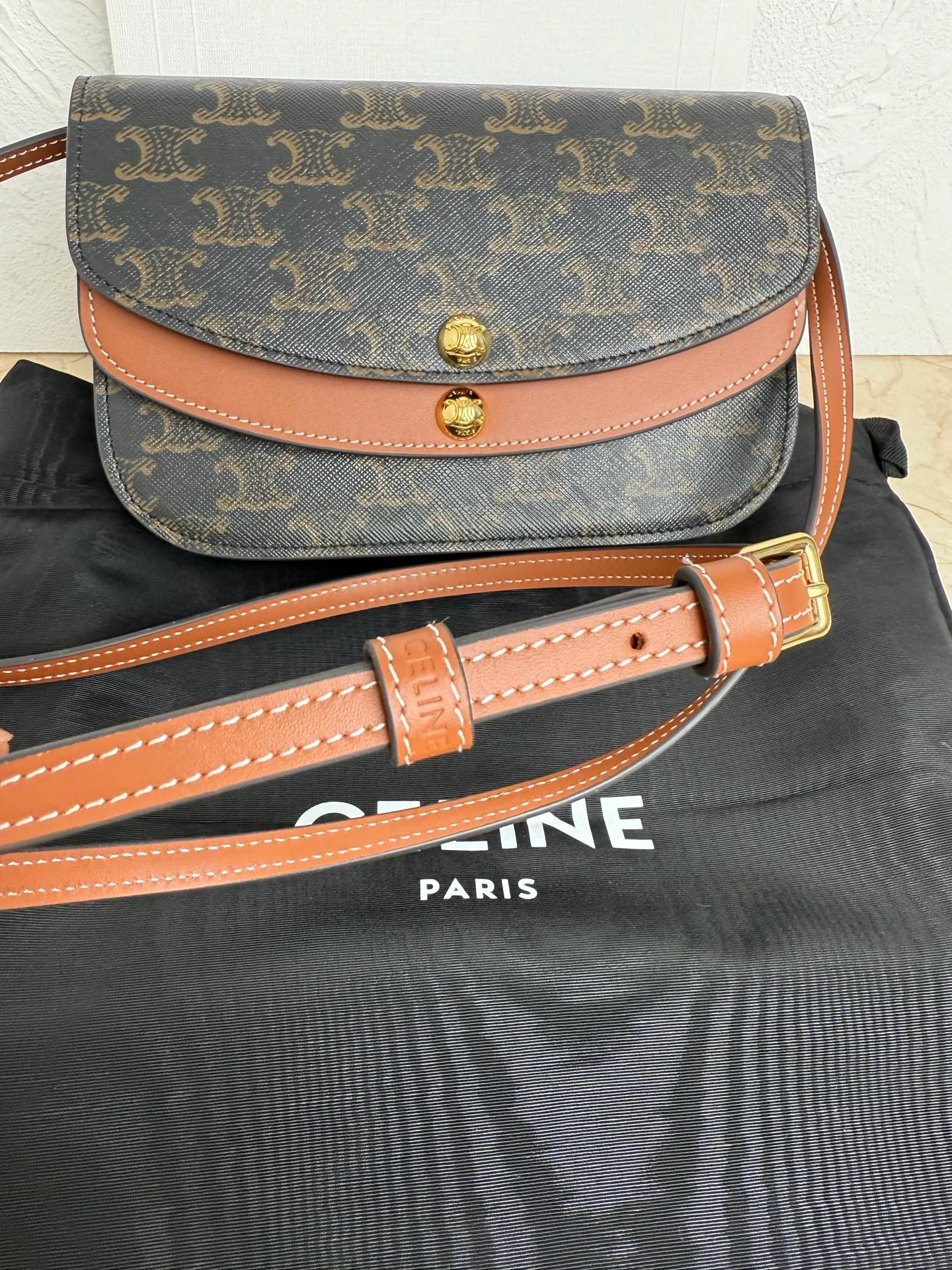 600. New product online🅰️🅰️DUO presbyopic bag The perfect collision of retro and fashion✅ The classic presbyopic pattern comes with a retro filter. The details of the exquisite jewelry accessories are exquisite to the core. The more you look at it, the more you fall in love~ It can be worn on one shoulder, across the body or in the hand. The length of the shoulder strap can be adjusted, and it can be easily controlled in various styles. Wear it with casual clothes, and it instantly looks more casual and fashionable. Wear it with a small skirt, and it will directly add a sense of retro elegance.  What surprises me the most is its capacity. Despite its compact appearance, there is plenty of space inside to store small daily items such as mobile phones, lipstick, and powder. It comes with its own card holder 💳 It is full of practicality!  Whether it is used as a daily commuter bag or an artifact for going out on the street, it can be perfectly qualified. It is definitely not a loss to buy. It is the kind of treasure bag that becomes more and more flavorful the more you carry it. Meimeimei Model No.: 10p1344 Color: Brown Size: 20x13x6cm (with original packaging) 16893054