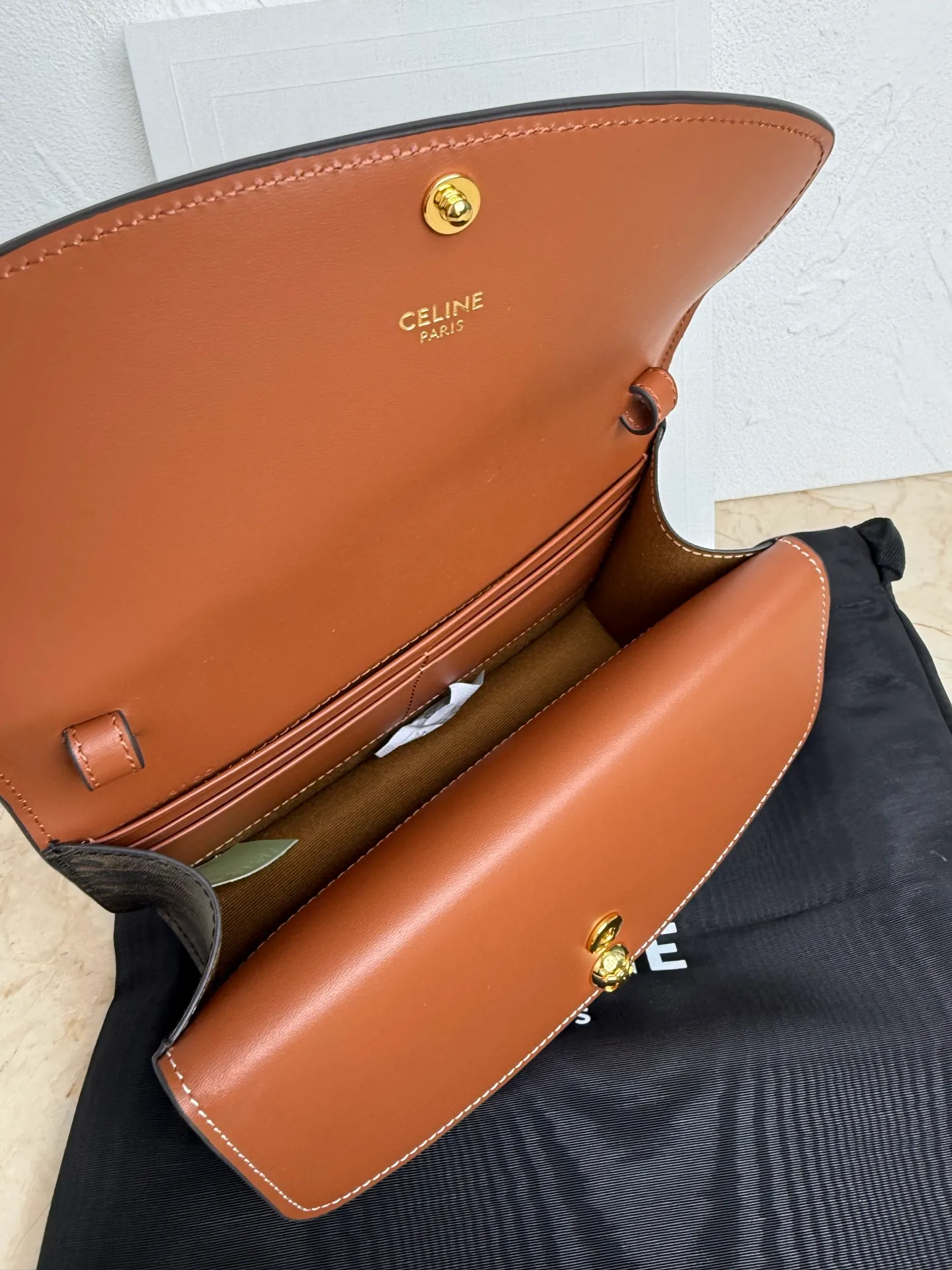 600. New product online🅰️🅰️DUO presbyopic bag The perfect collision of retro and fashion✅ The classic presbyopic pattern comes with a retro filter. The details of the exquisite jewelry accessories are exquisite to the core. The more you look at it, the more you fall in love~ It can be worn on one shoulder, across the body or in the hand. The length of the shoulder strap can be adjusted, and it can be easily controlled in various styles. Wear it with casual clothes, and it instantly looks more casual and fashionable. Wear it with a small skirt, and it will directly add a sense of retro elegance.  What surprises me the most is its capacity. Despite its compact appearance, there is plenty of space inside to store small daily items such as mobile phones, lipstick, and powder. It comes with its own card holder 💳 It is full of practicality!  Whether it is used as a daily commuter bag or an artifact for going out on the street, it can be perfectly qualified. It is definitely not a loss to buy. It is the kind of treasure bag that becomes more and more flavorful the more you carry it. Meimeimei Model No.: 10p1344 Color: Brown Size: 20x13x6cm (with original packaging) 16893054