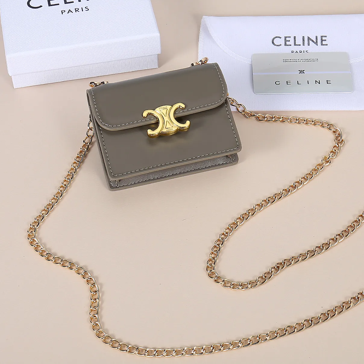 💰170, Celine's new chain TRIOMPHE business card bag, which can be worn cross-body, has a large cowhide surface with plain microfiber, gold-finished TRIOMPHE metal snap closure, 1 thickened main compartment, and 3 inner card slots. No.: 10N062 Size: 10.5x8.5x3 cm