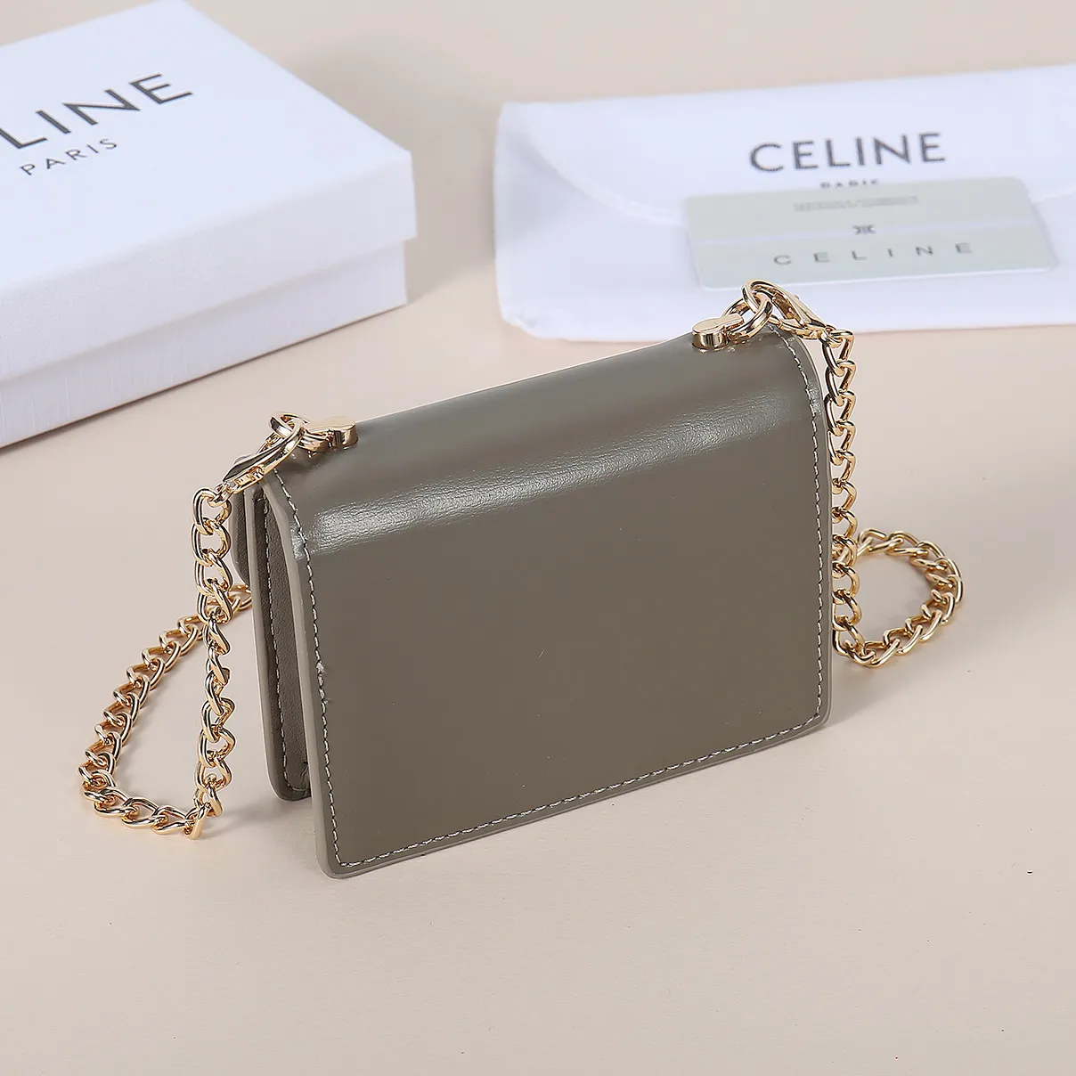 💰170, Celine's new chain TRIOMPHE business card bag, which can be worn cross-body, has a large cowhide surface with plain microfiber, gold-finished TRIOMPHE metal snap closure, 1 thickened main compartment, and 3 inner card slots. No.: 10N062 Size: 10.5x8.5x3 cm