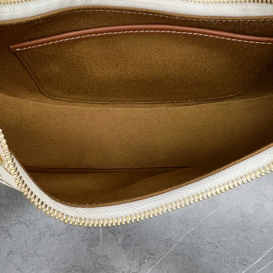 2023 new style💕TRIOMPHE CANVAS logo printed AVA armpit bag, cow leather edge, fabric lining, gold shoulder and handle, zipper closure, leather flap, with TRIOMPHE magnetic buckle 1 inner flat pocket Adjustable shoulder strap, minimum length 8 inches (22 cm), maximum length 9 inches (23 cm) No.: 114492BZJ.04LU Size: (23 X 13.5 X 6 cm)