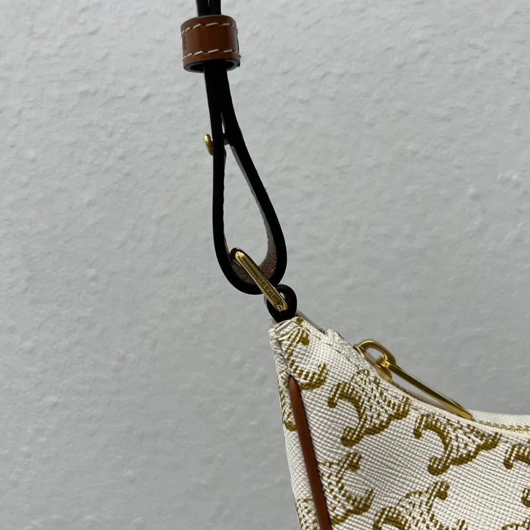 2023 new style💕TRIOMPHE CANVAS logo printed AVA armpit bag, cow leather edge, fabric lining, gold shoulder and handle, zipper closure, leather flap, with TRIOMPHE magnetic buckle 1 inner flat pocket Adjustable shoulder strap, minimum length 8 inches (22 cm), maximum length 9 inches (23 cm) No.: 114492BZJ.04LU Size: (23 X 13.5 X 6 cm)