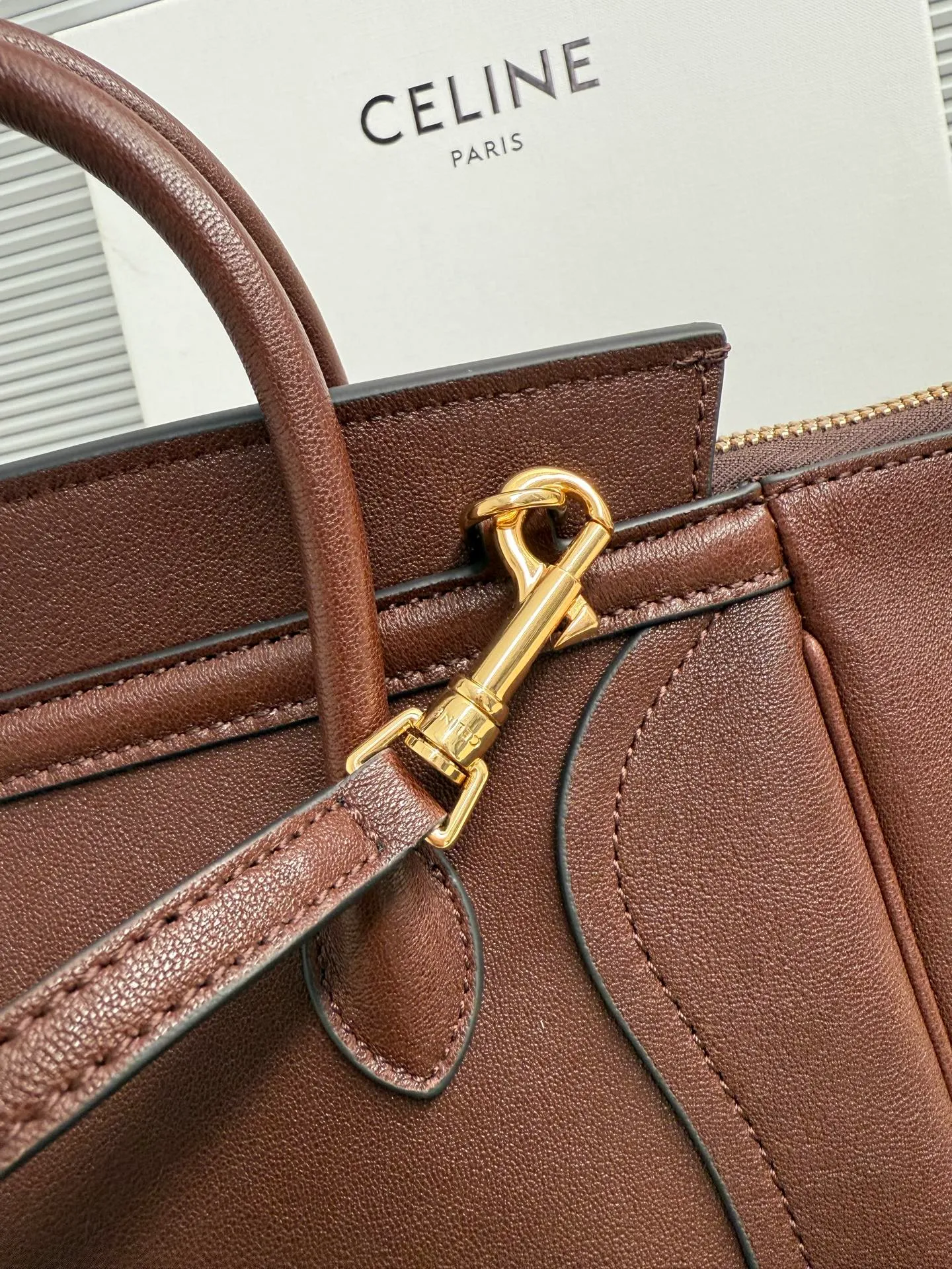 Batch 1760. 15.2 X 4.5 X 6.5 inches (38.5 X 11.5 2 handles, length 4.33 inches (11 cm) Studs at bottom No.: 124213