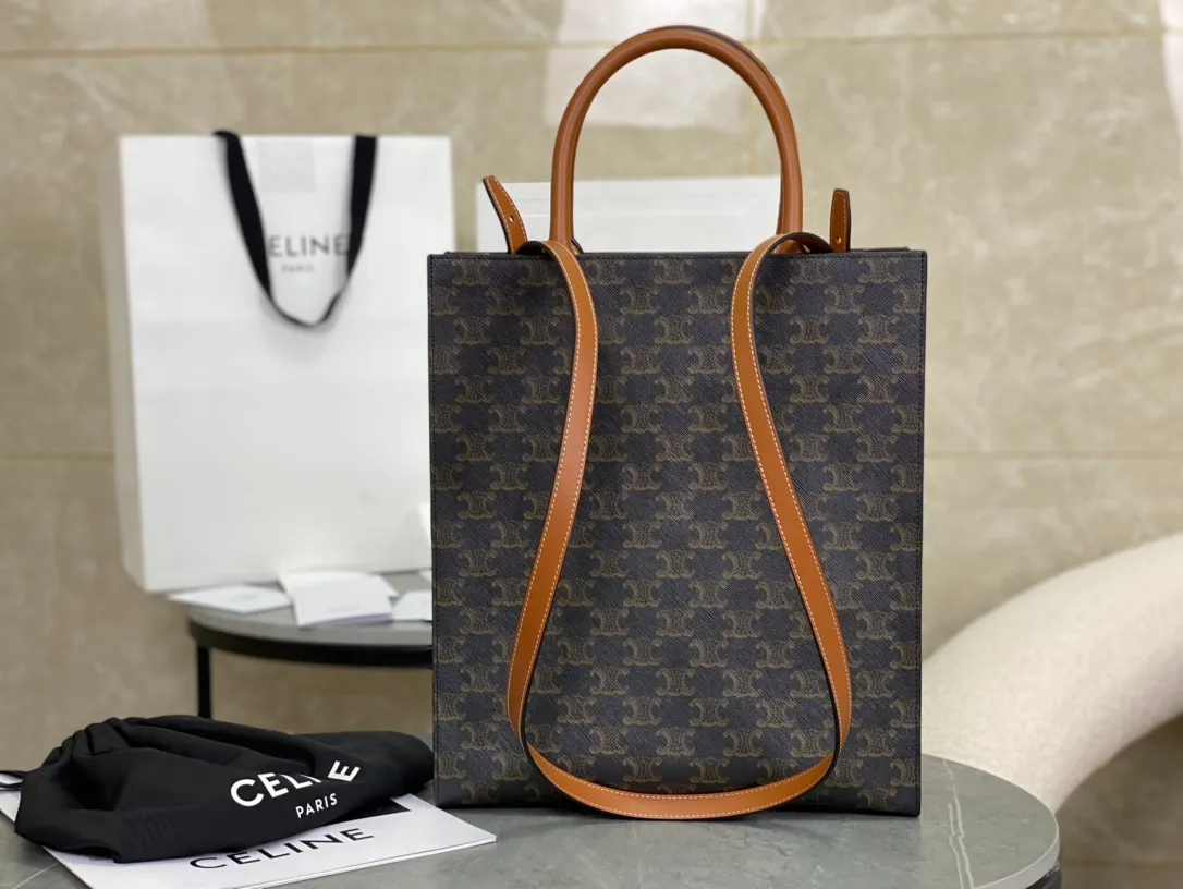 💰1240 The top product in the market 𝐂𝐄𝐋𝐍𝐄 | Small size 𝐓𝐨𝐭𝐞 Mini Tote is the most beautiful encounter this summer〰️ Full of high-end simple style⸝⸝⸝⸝⸝ Super versatile item/can be used for almost all clothes! Whether it's a crossbody or a handbag, it's very suitable🌾 It's so cute💓 It's a "hidden but hidden" bag that can't be packed easily❏ 𝑆　𝑧𝑒: 𝟮𝟴.𝟱*𝟯𝟯*𝟴𝒄𝒎 Model: 191542