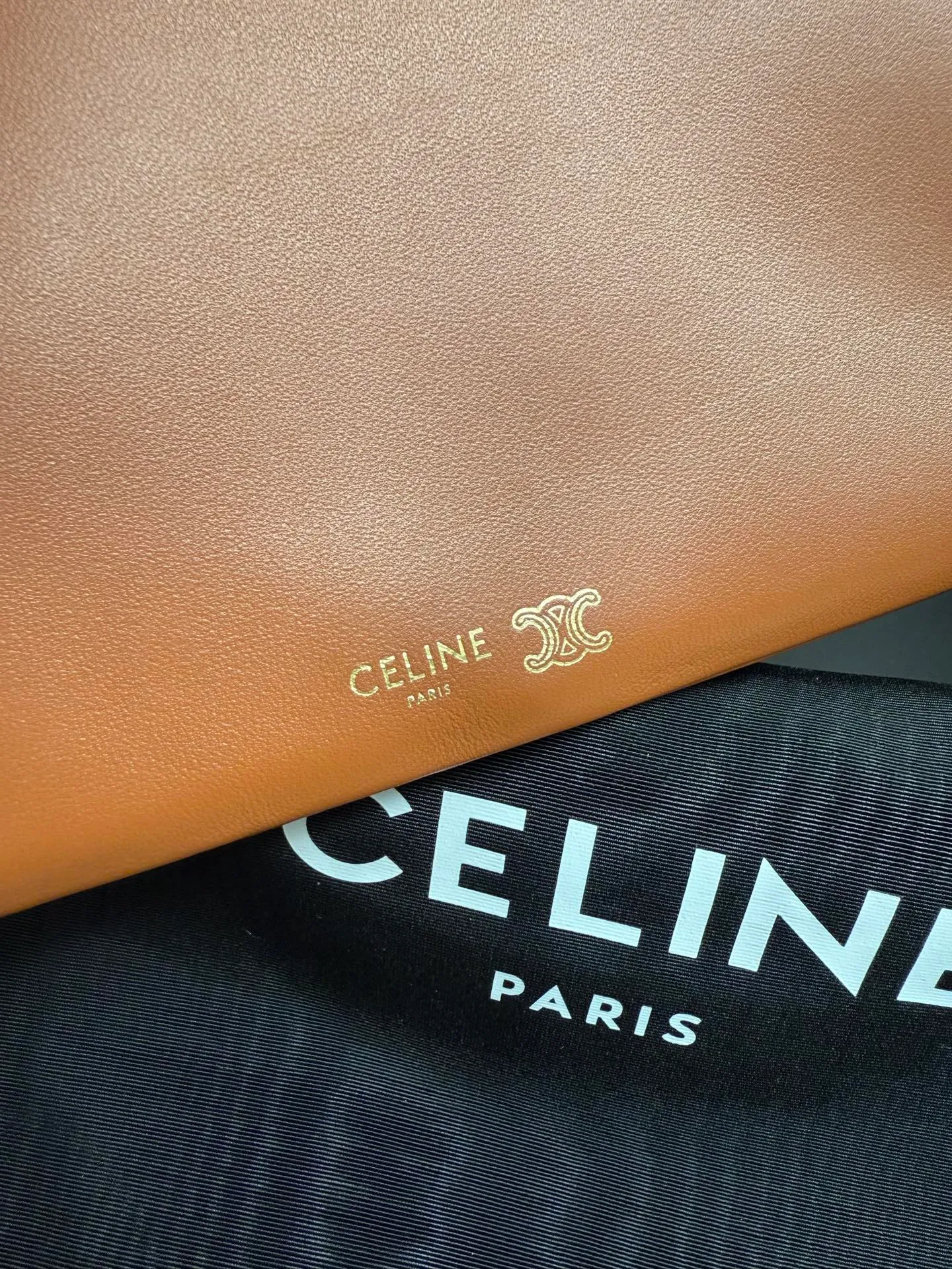 750. The new model retains the classic three-layer design while fully upgrading the details ~ 100% adaptability 💯 💡Three changes: . The front and back bags are changed to metal buckle design, which makes it more casual and sexy. The shoulder straps are knotted and the length can be adjusted as desired. The logo is moved to the bottom of the bag, which is refined and unobtrusive. Size: 22cm. 10p1724