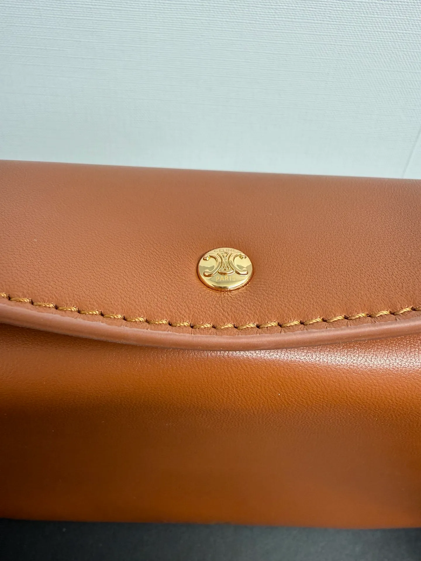 750. The new model retains the classic three-layer design while fully upgrading the details ~ 100% adaptability 💯 💡Three changes: . The front and back bags are changed to metal buckle design, which makes it more casual and sexy. The shoulder straps are knotted and the length can be adjusted as desired. The logo is moved to the bottom of the bag, which is refined and unobtrusive. Size: 22cm. 10p1724