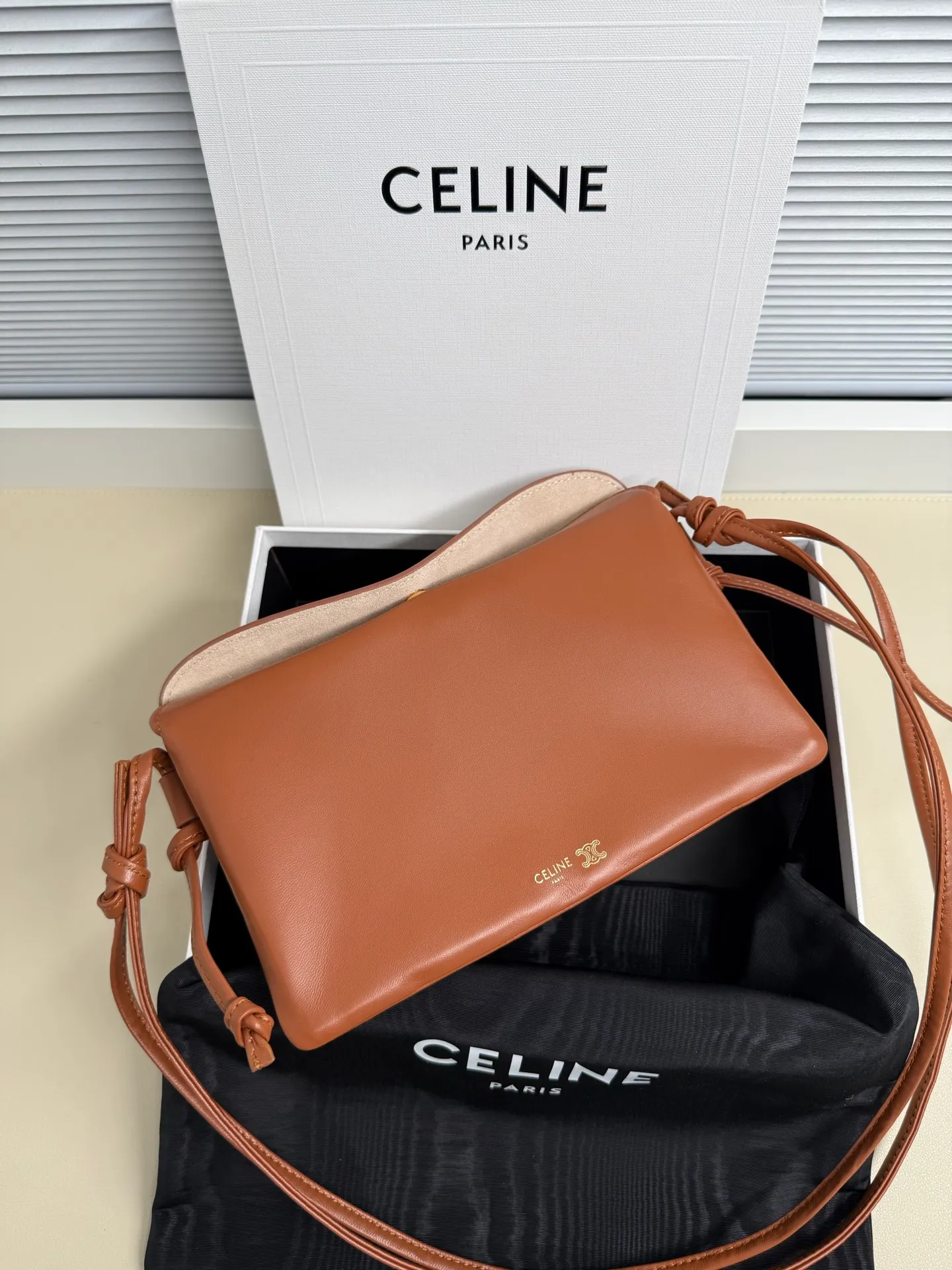 750. The new model retains the classic three-layer design while fully upgrading the details ~ 100% adaptability 💯 💡Three changes: . The front and back bags are changed to metal buckle design, which makes it more casual and sexy. The shoulder straps are knotted and the length can be adjusted as desired. The logo is moved to the bottom of the bag, which is refined and unobtrusive. Size: 22cm. 10p1724
