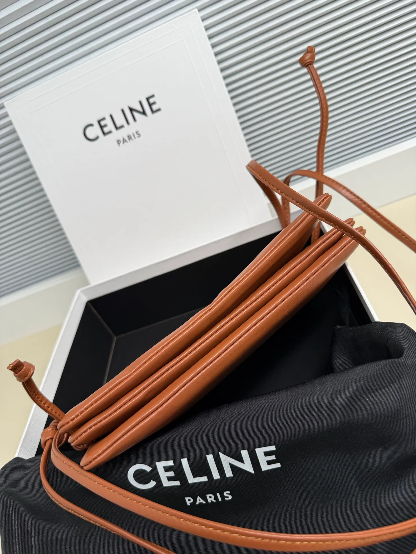 750. The new model retains the classic three-layer design while fully upgrading the details ~ 100% adaptability 💯 💡Three changes: . The front and back bags are changed to metal buckle design, which makes it more casual and sexy. The shoulder straps are knotted and the length can be adjusted as desired. The logo is moved to the bottom of the bag, which is refined and unobtrusive. Size: 22cm. 10p1724
