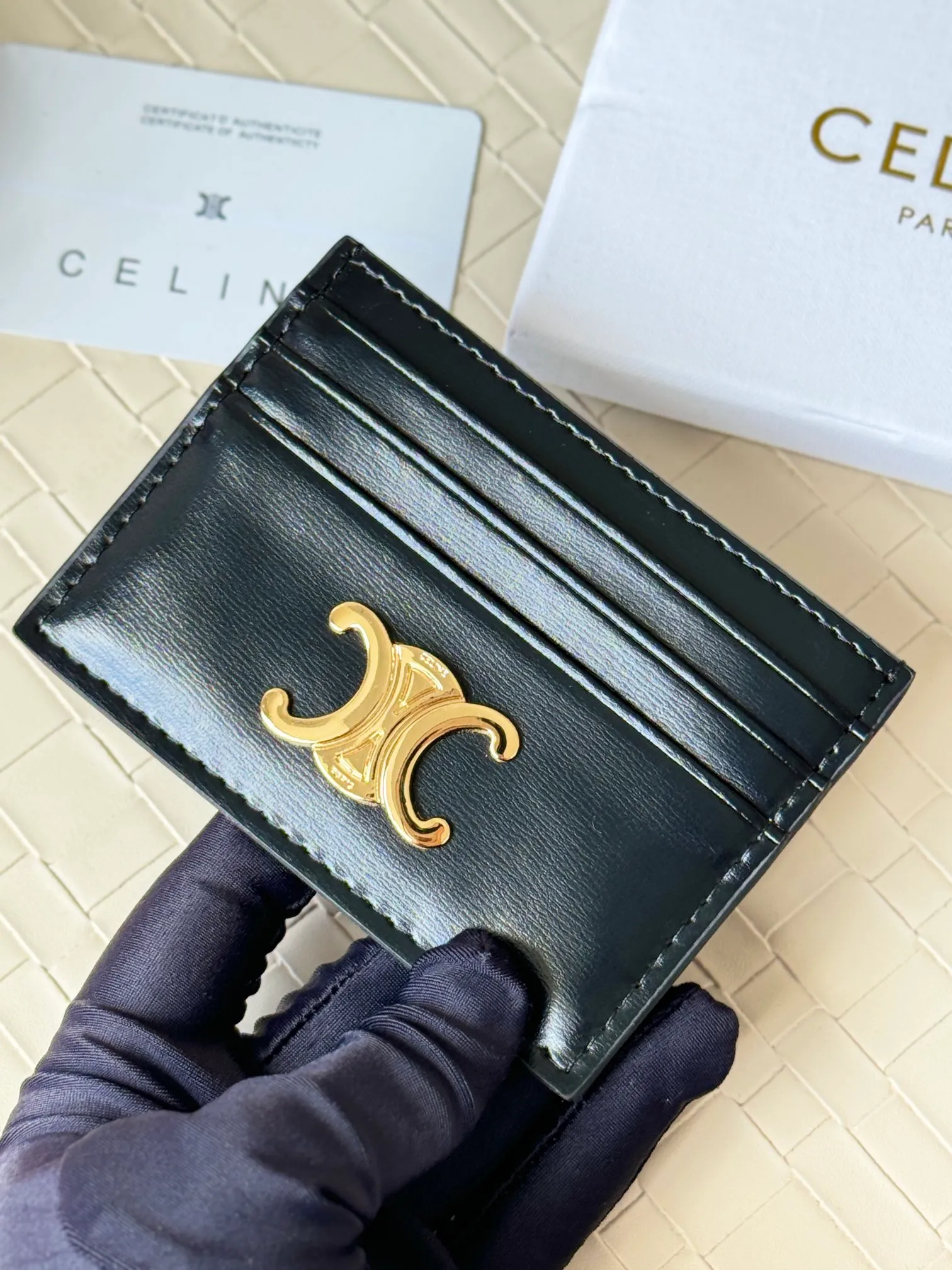 💰100 super mini card holder CELINE's new embossed logo card holder, made of first-layer cowhide, two card slots + one middle pocket Style number: 10L833 Size: 10.5×7cm