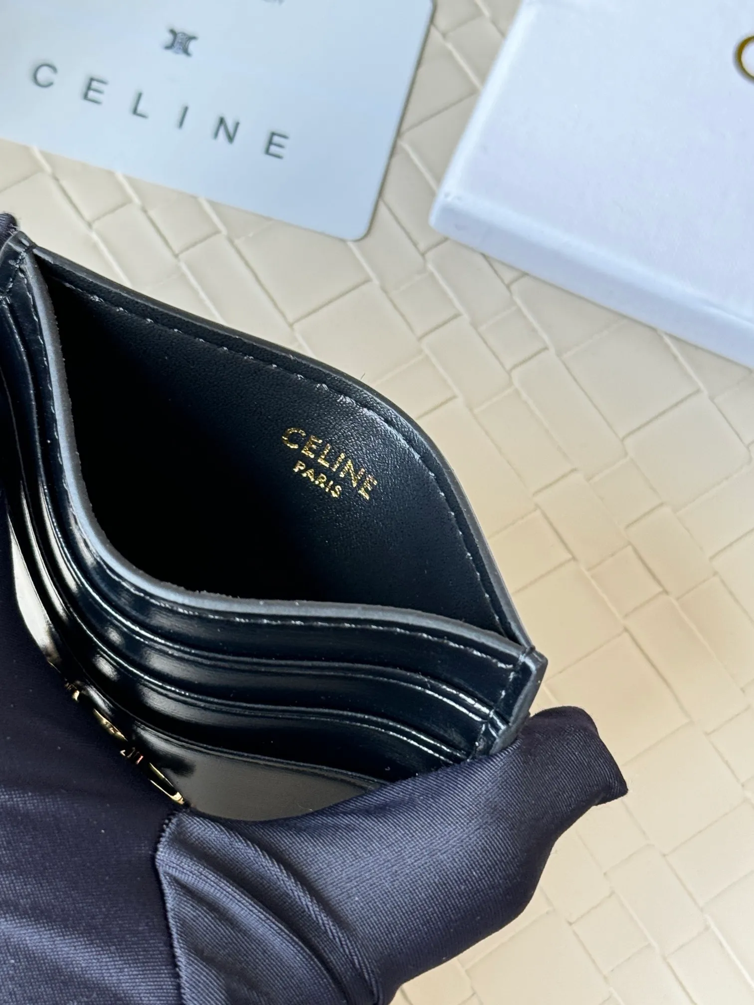 💰100 super mini card holder CELINE's new embossed logo card holder, made of first-layer cowhide, two card slots + one middle pocket Style number: 10L833 Size: 10.5×7cm