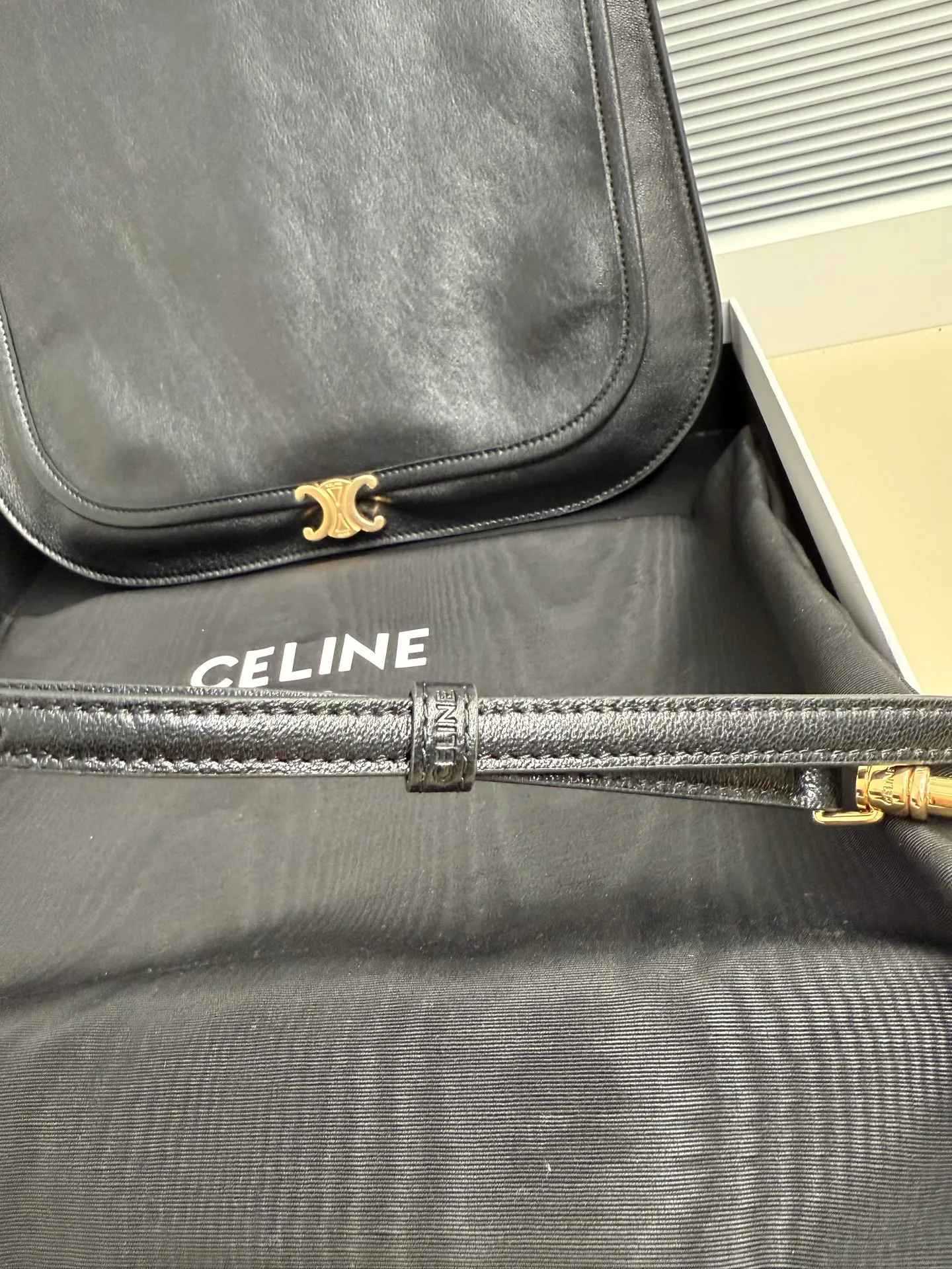 p1900 CELINE Besace Relaxed large bag🖤 Soft Triomphe Besace ~ A large bag that can be relaxed at any time. It is still cool in black [kiss an R] Fashionable black gold refreshes the perception of the weight of large bags☁️ Shiny lambskin The material is light and this piece is very stable [see R] ▪️Size (35x25x13cm)🖤 Model: 123632
