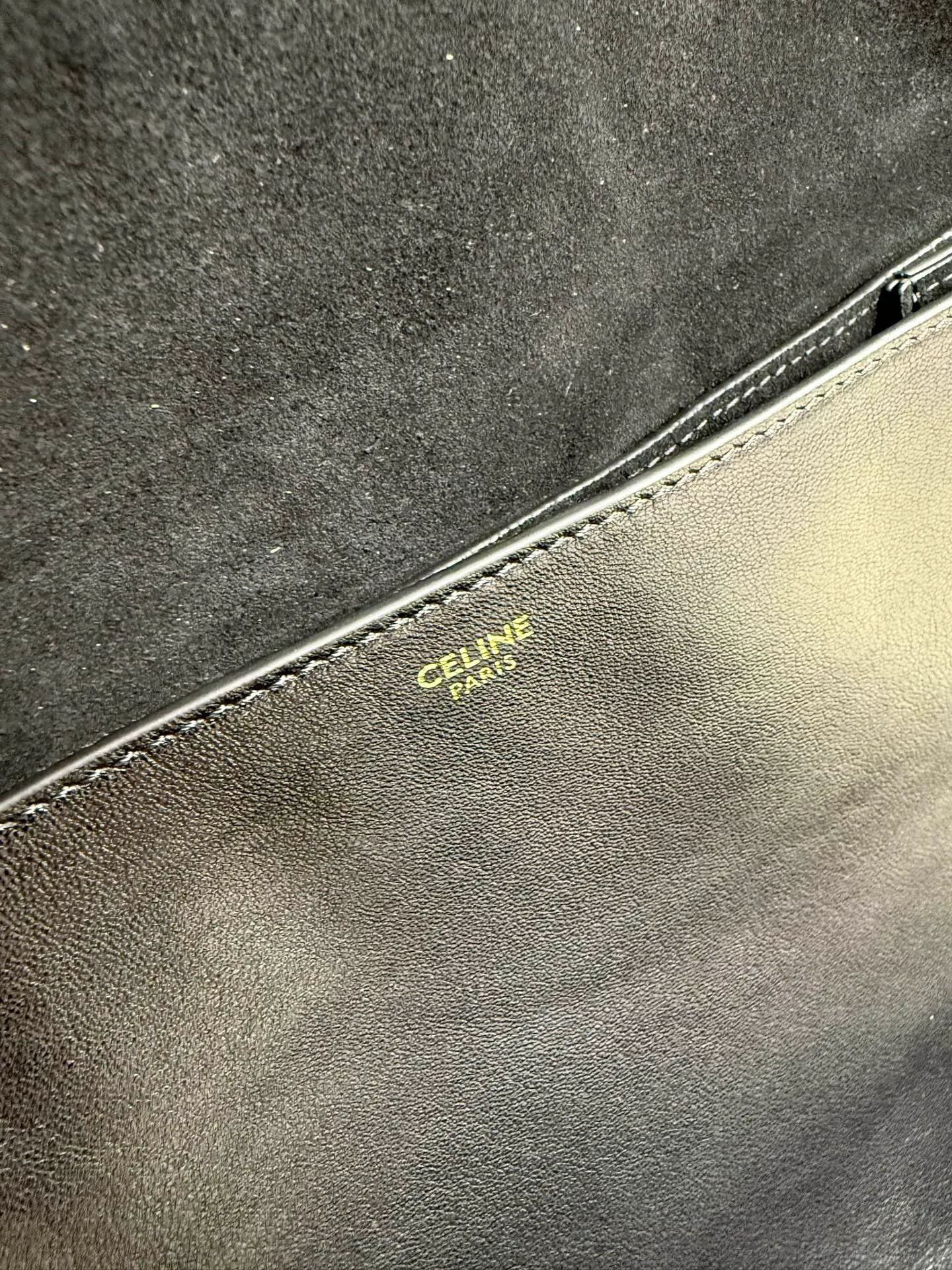 p1900 CELINE Besace Relaxed large bag🖤 Soft Triomphe Besace ~ A large bag that can be relaxed at any time. It is still cool in black [kiss an R] Fashionable black gold refreshes the perception of the weight of large bags☁️ Shiny lambskin The material is light and this piece is very stable [see R] ▪️Size (35x25x13cm)🖤 Model: 123632