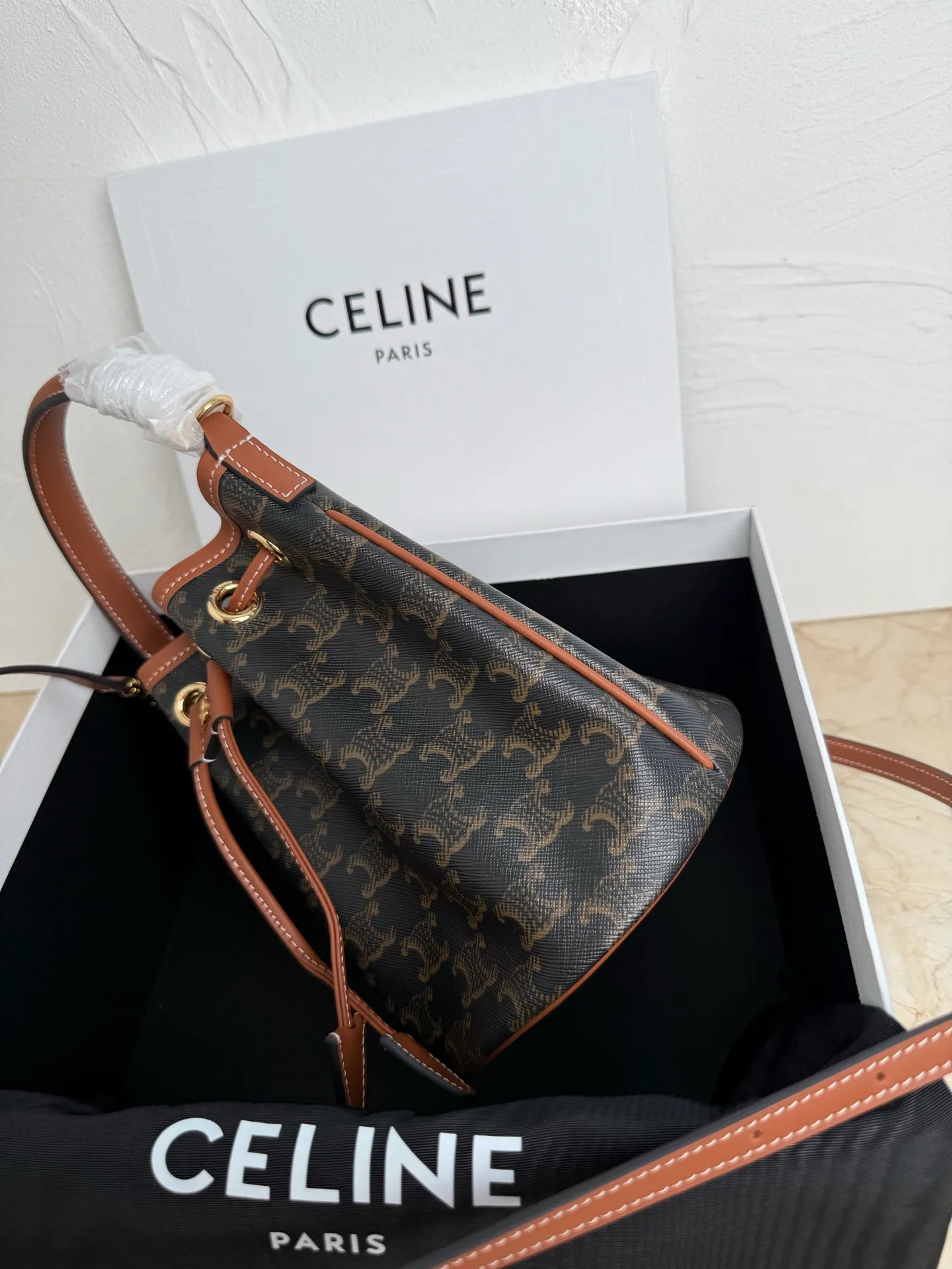 💰1260. New product launched🅰️🅰️ CE popular drawstring bucket bag! CE new small bucket CLARA. Extra large capacity, drawstring closure design, plus carrying handle, classic ocher brown Arc de Triomphe print, wear-resistant and stain-resistant, fabric lining, gold finish 🉑️Hand-held 🉑️Shoulder 🉑️Crossbody! This new bucket bag is a perfect combination for practical commuting❇️ Style number: 121672 Size: 16x19x16cm (with original packaging)