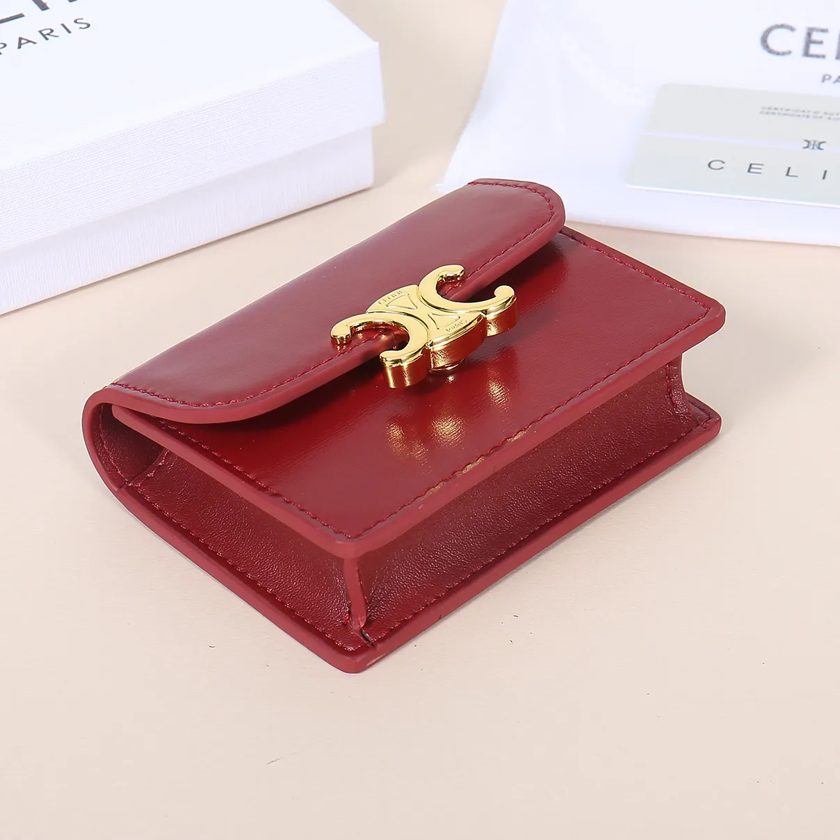 💰130, Celine's new card holder, TRIOMPHE business card holder, large cowhide with plain microfiber interior, gold finish TRIOMPHE metal snap closure, 1 thickened main compartment, 3 inner card slots. No.: 10N063 Size: 10.5x8.5x3 cm
