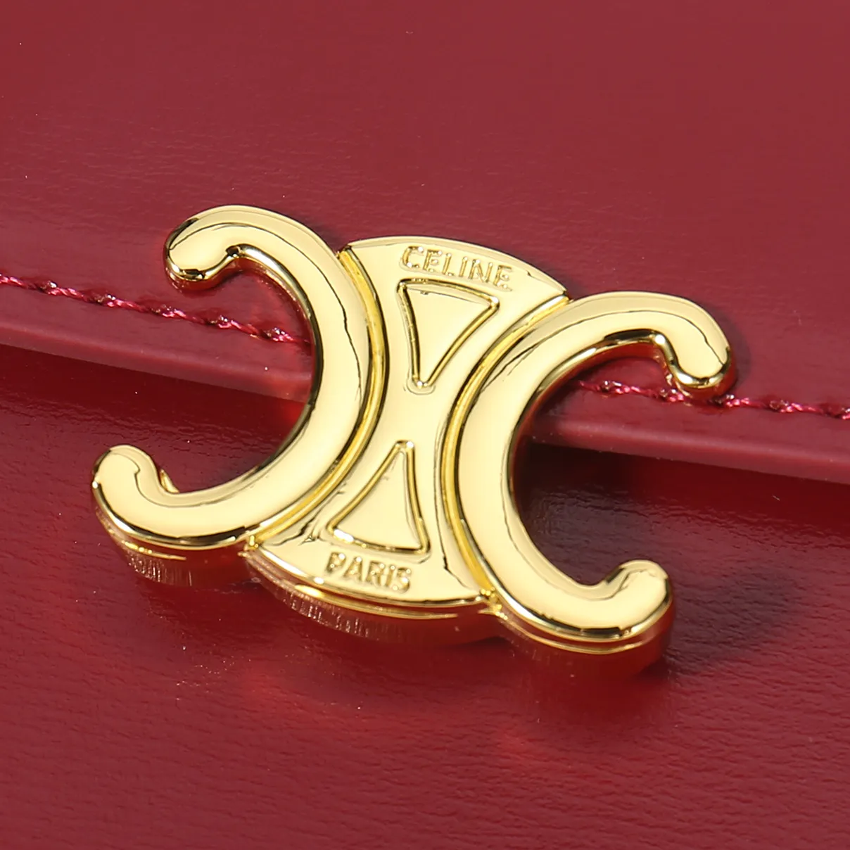 💰130, Celine's new card holder, TRIOMPHE business card holder, large cowhide with plain microfiber interior, gold finish TRIOMPHE metal snap closure, 1 thickened main compartment, 3 inner card slots. No.: 10N063 Size: 10.5x8.5x3 cm